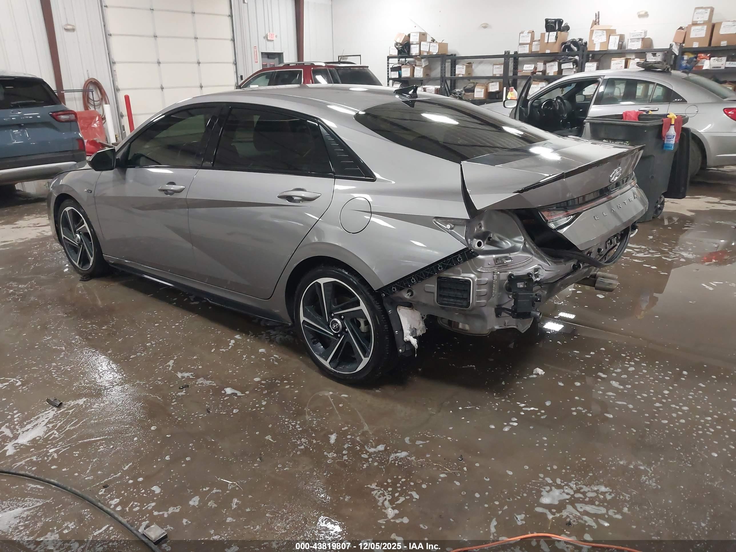 HYUNDAI ELANTRA image 3