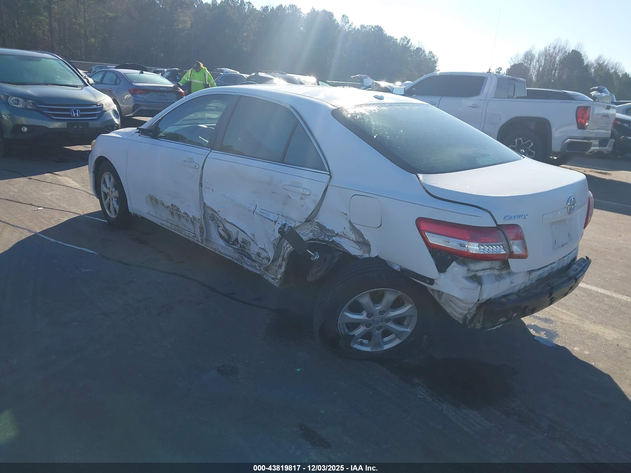 TOYOTA CAMRY image 3
