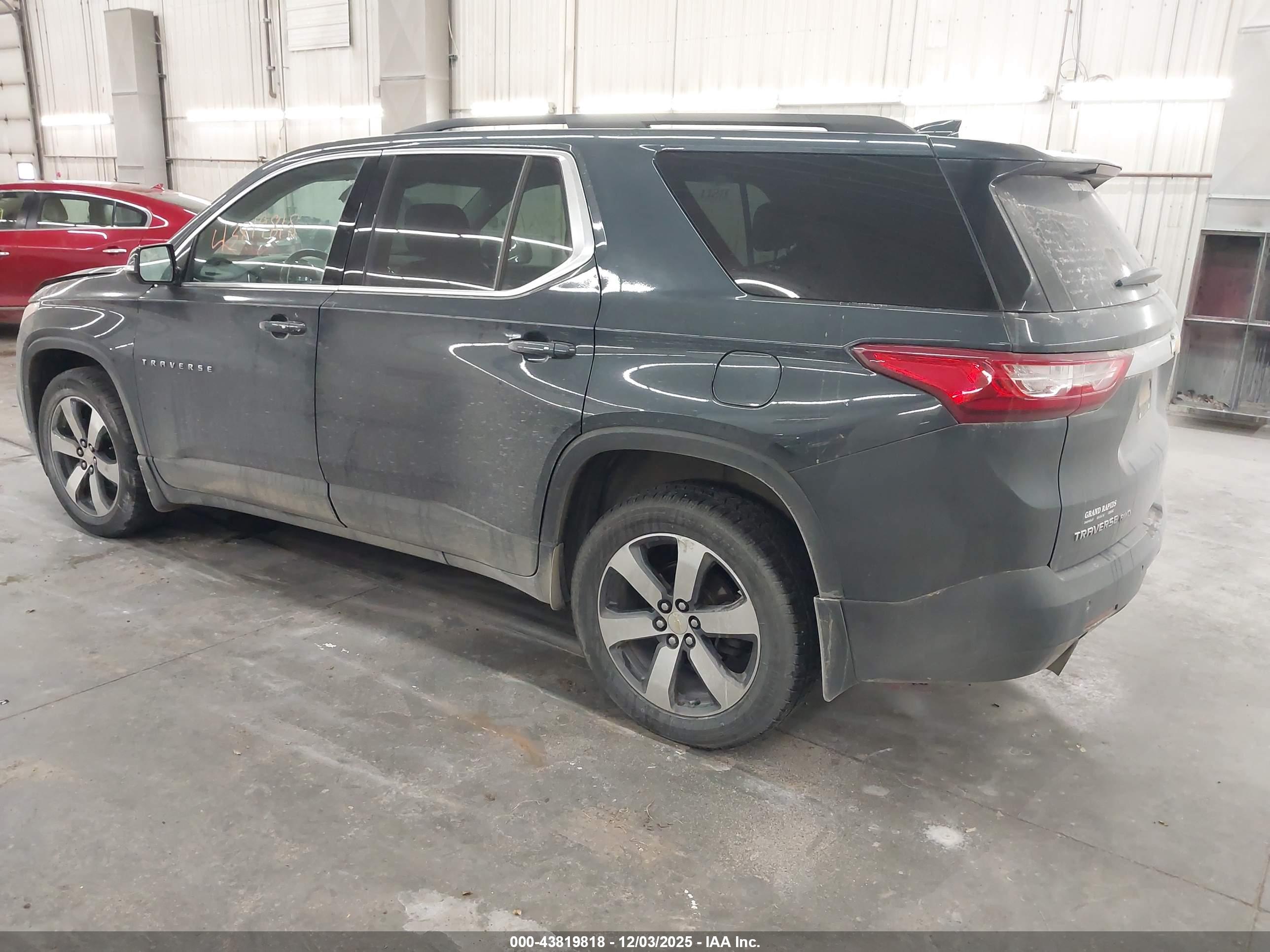 CHEVROLET TRAVERSE image 3