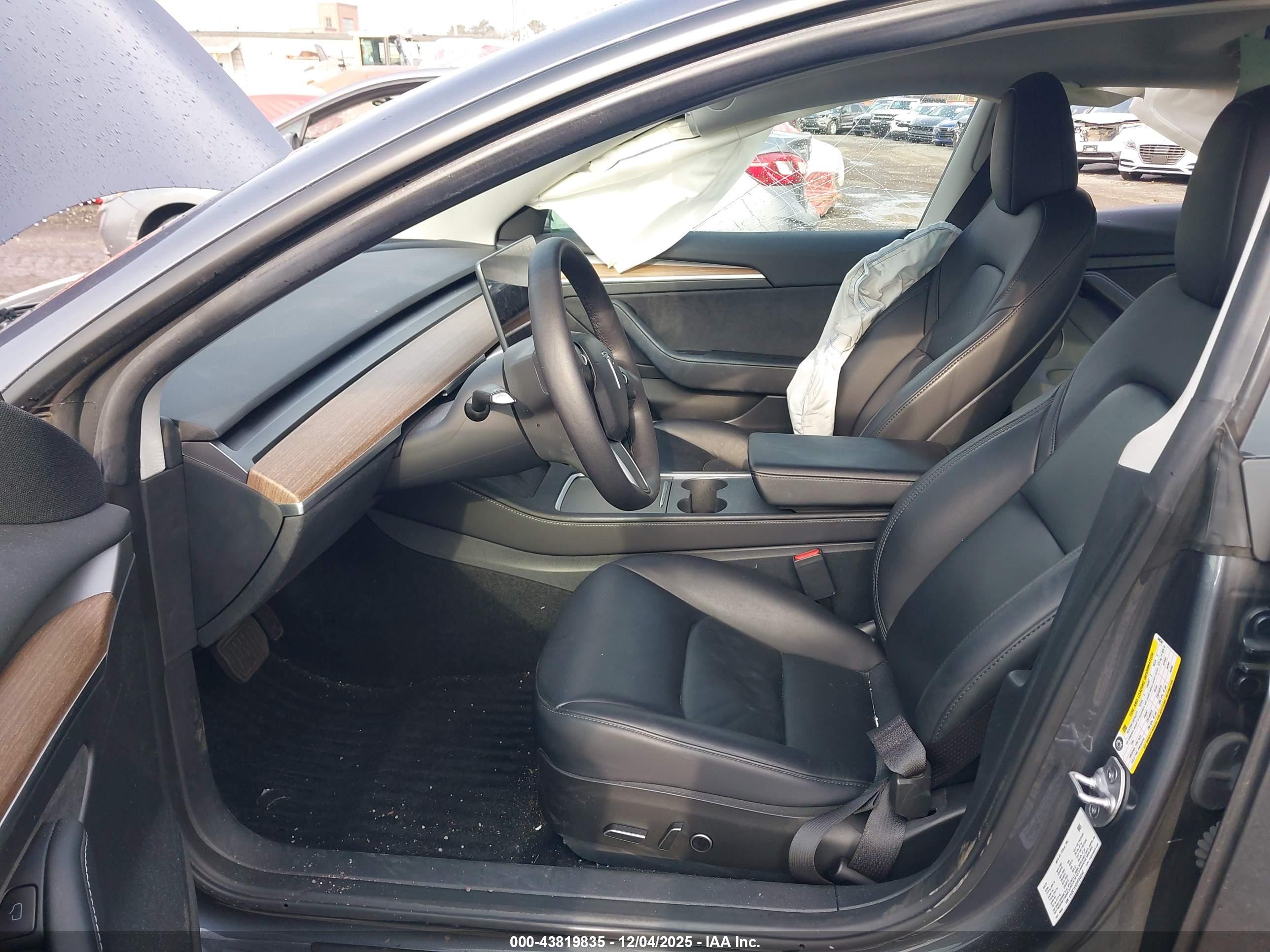 TESLA MODEL image 5