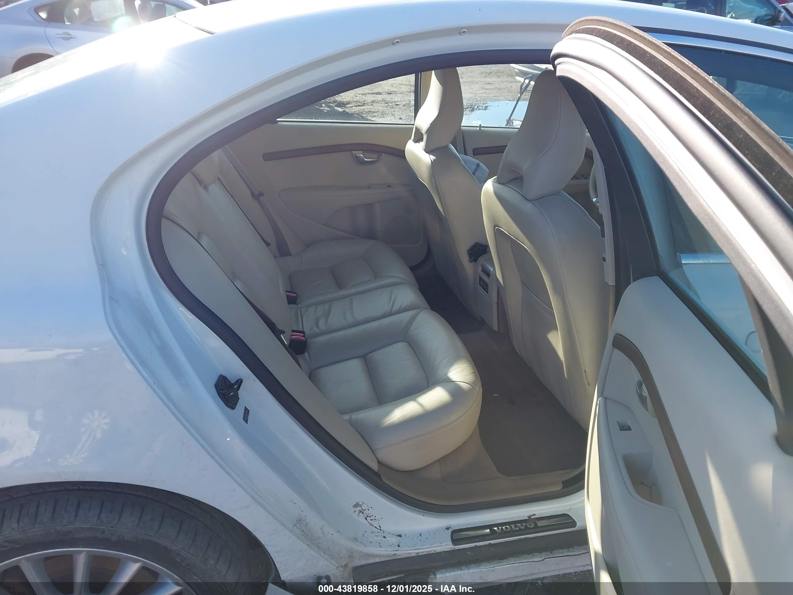 VOLVO S80 image 8