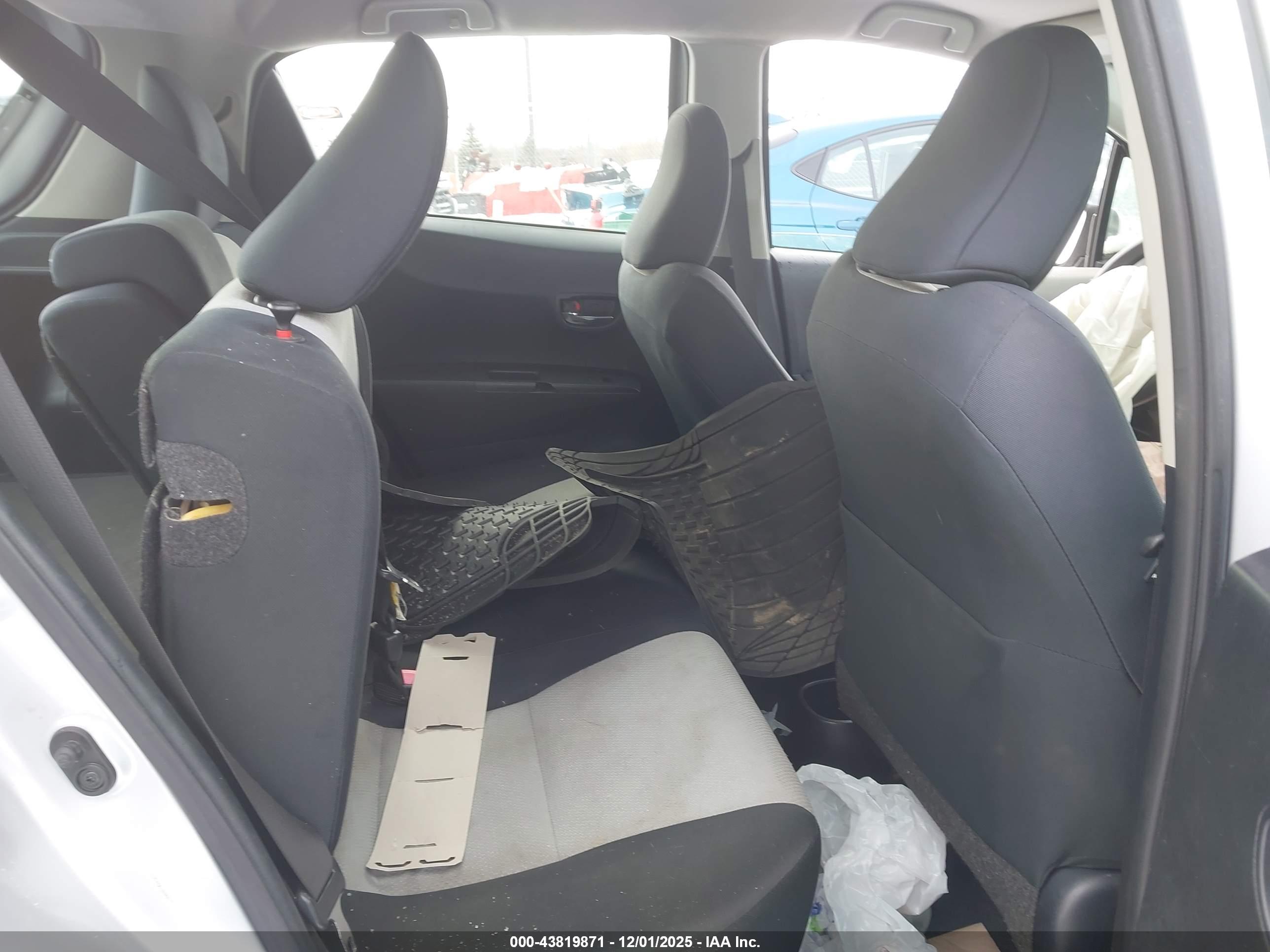 TOYOTA YARIS image 8