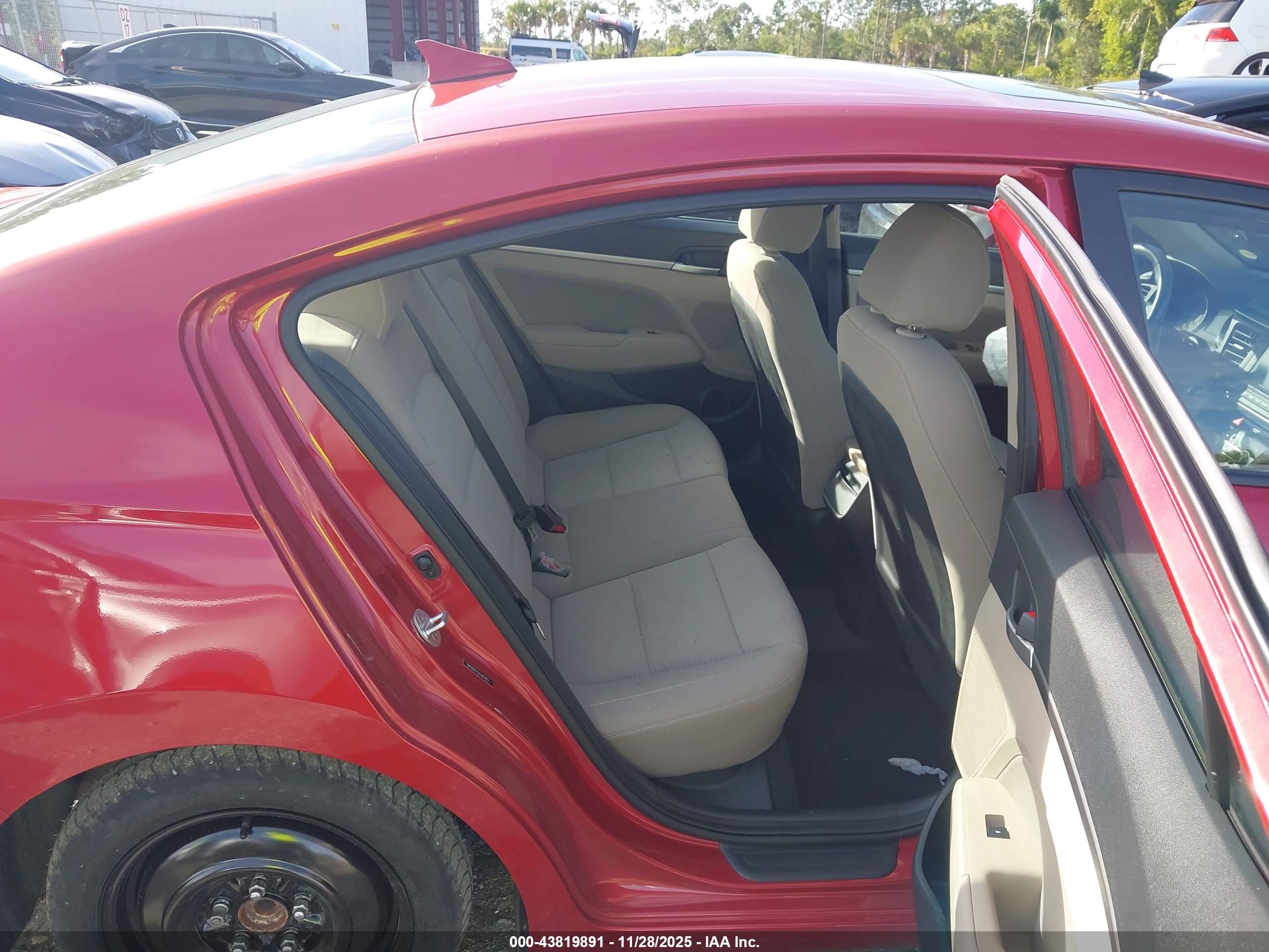 HYUNDAI ELANTRA image 8