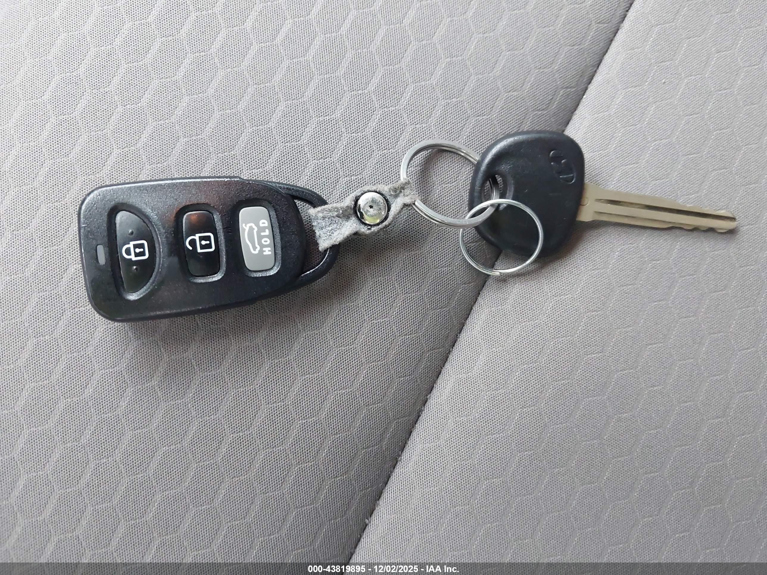 HYUNDAI ELANTRA image 11