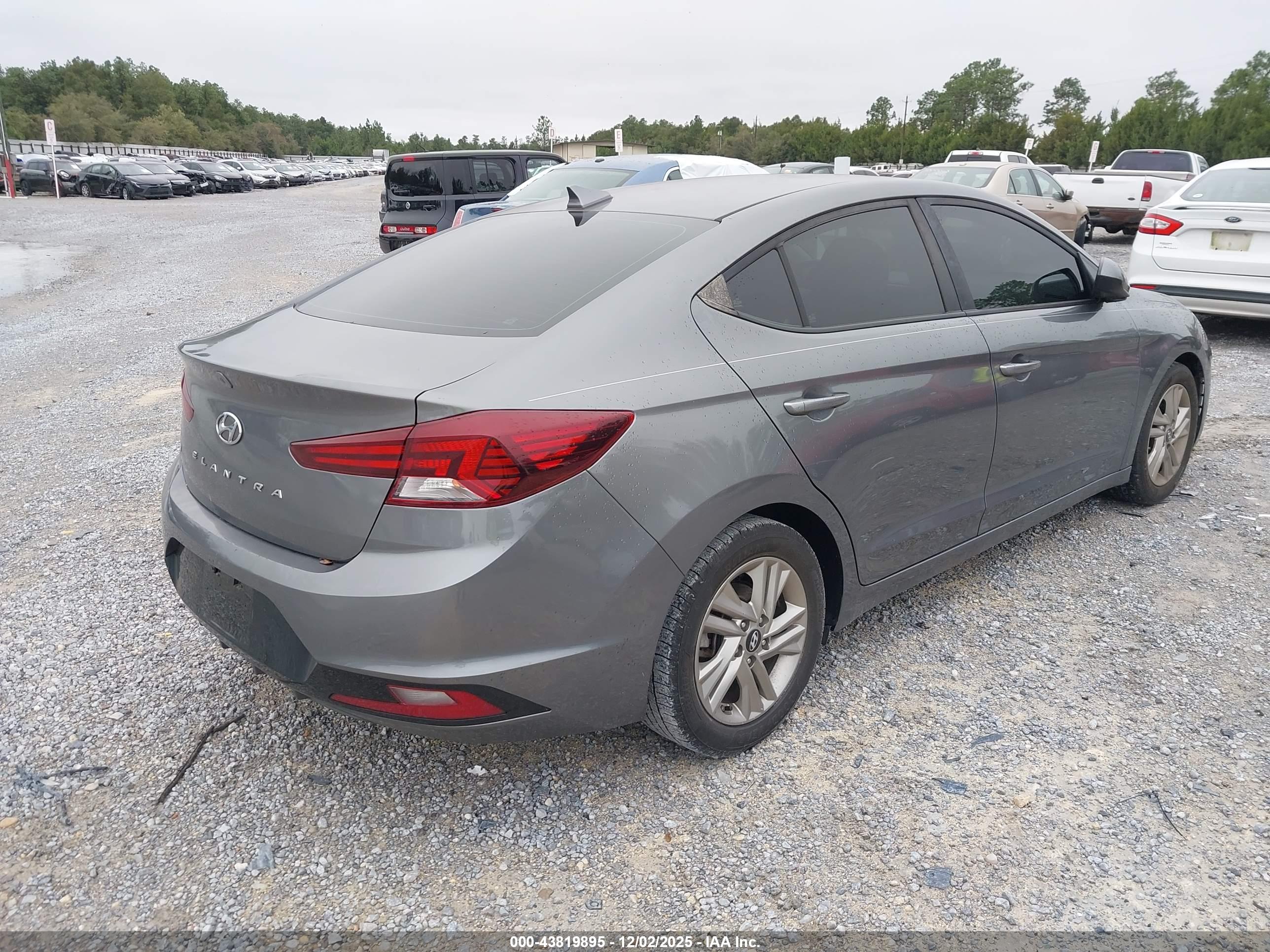 HYUNDAI ELANTRA image 4