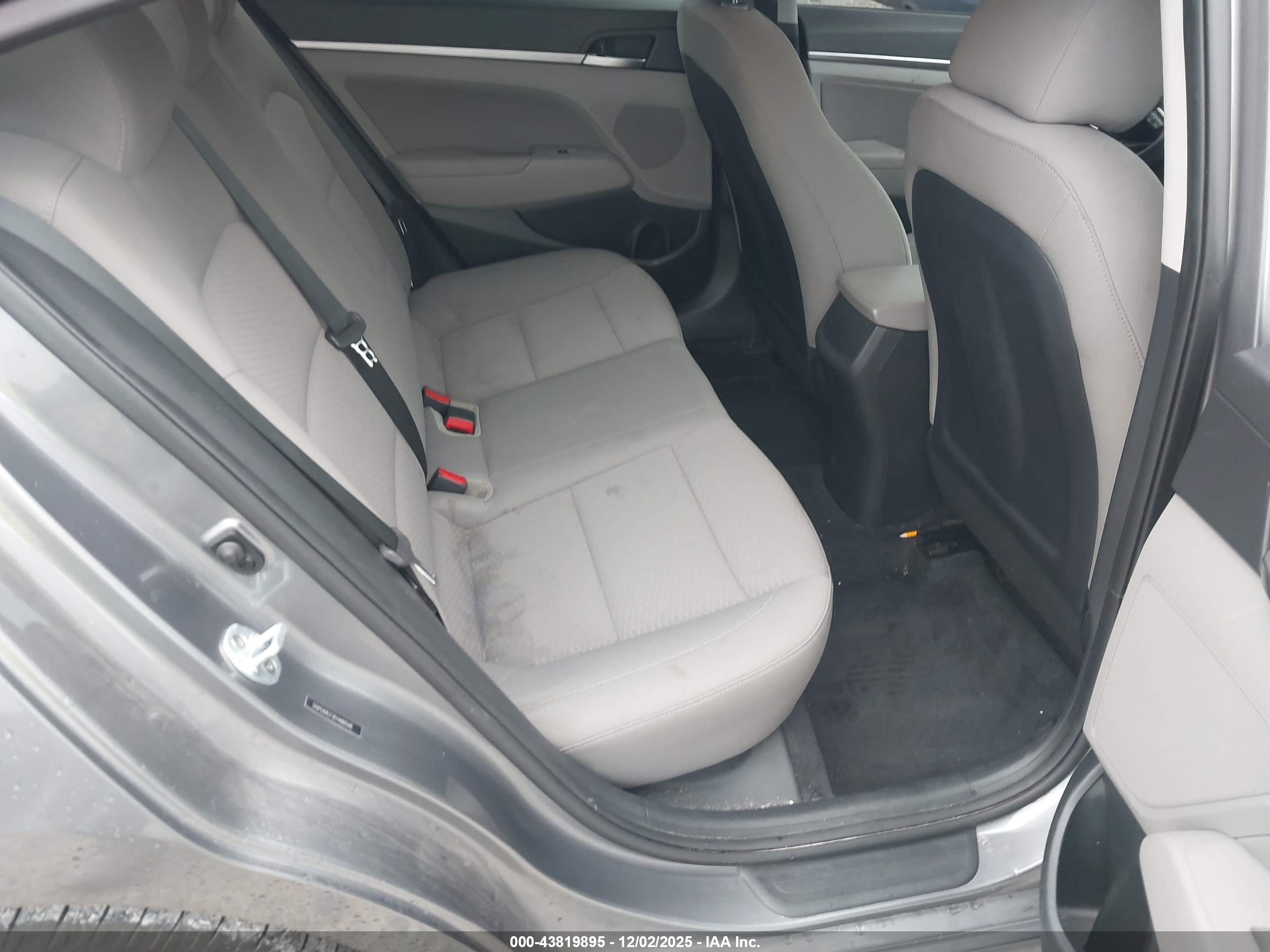 HYUNDAI ELANTRA image 8