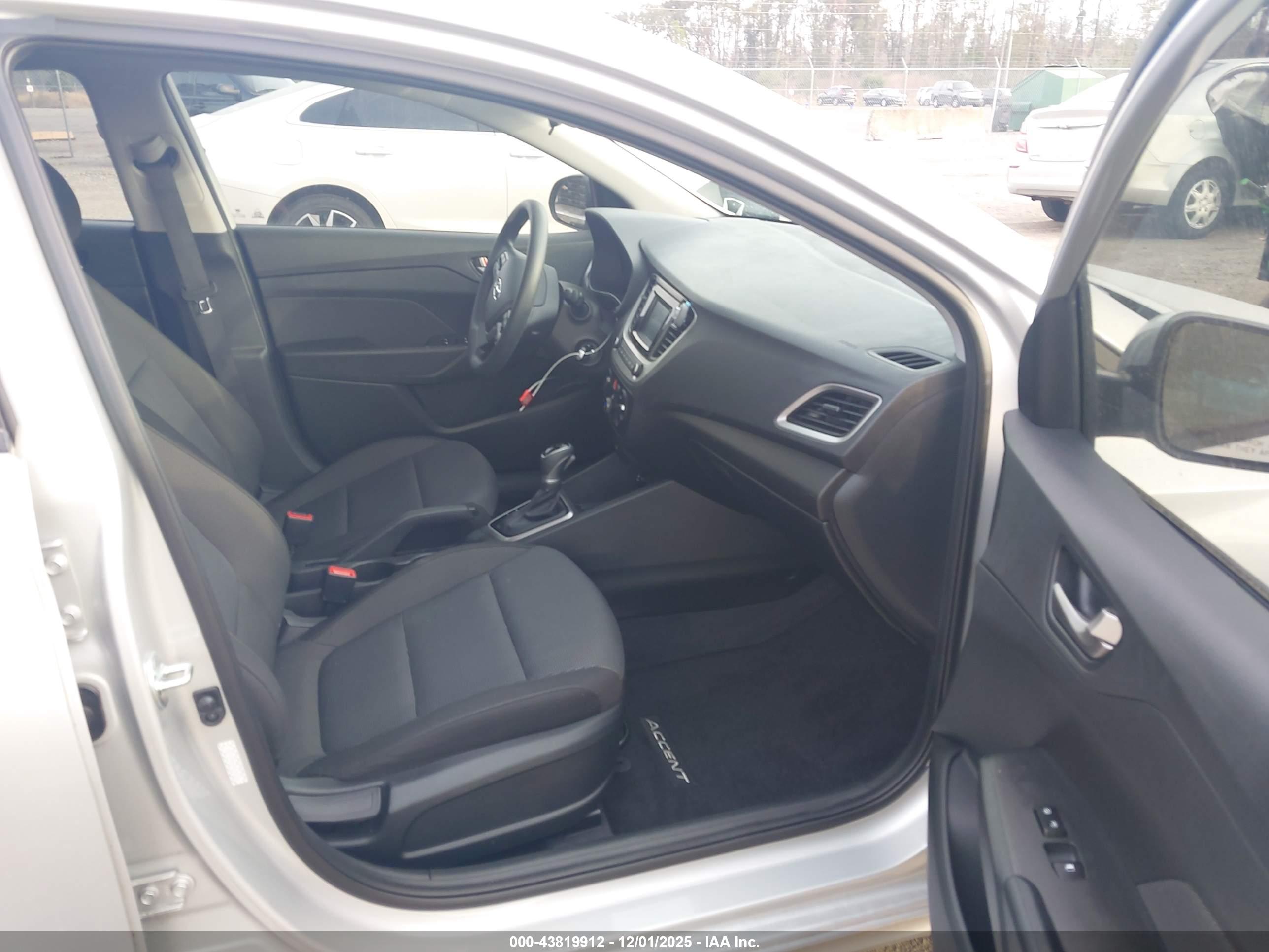 HYUNDAI ACCENT image 5
