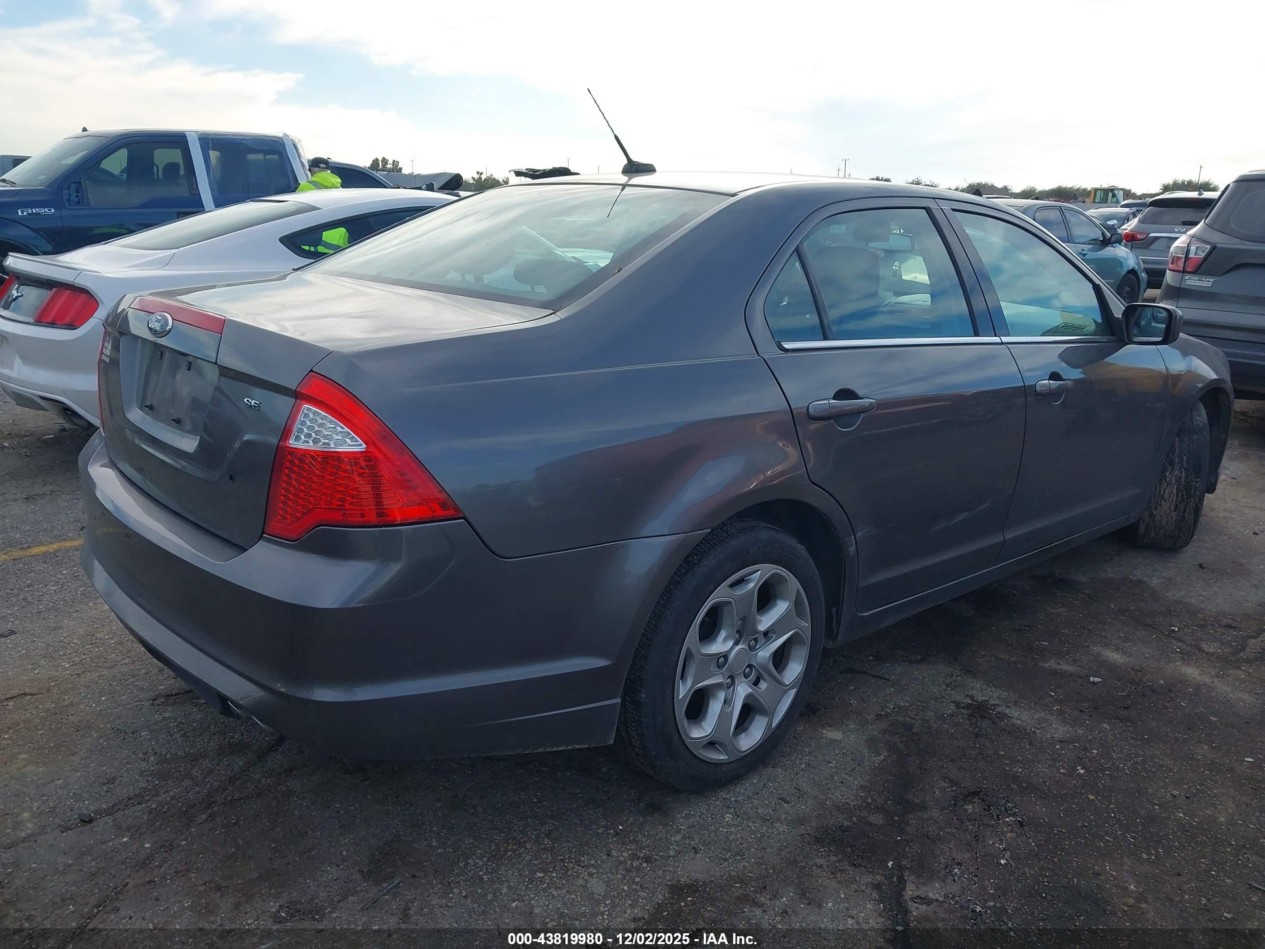 FORD FUSION image 4