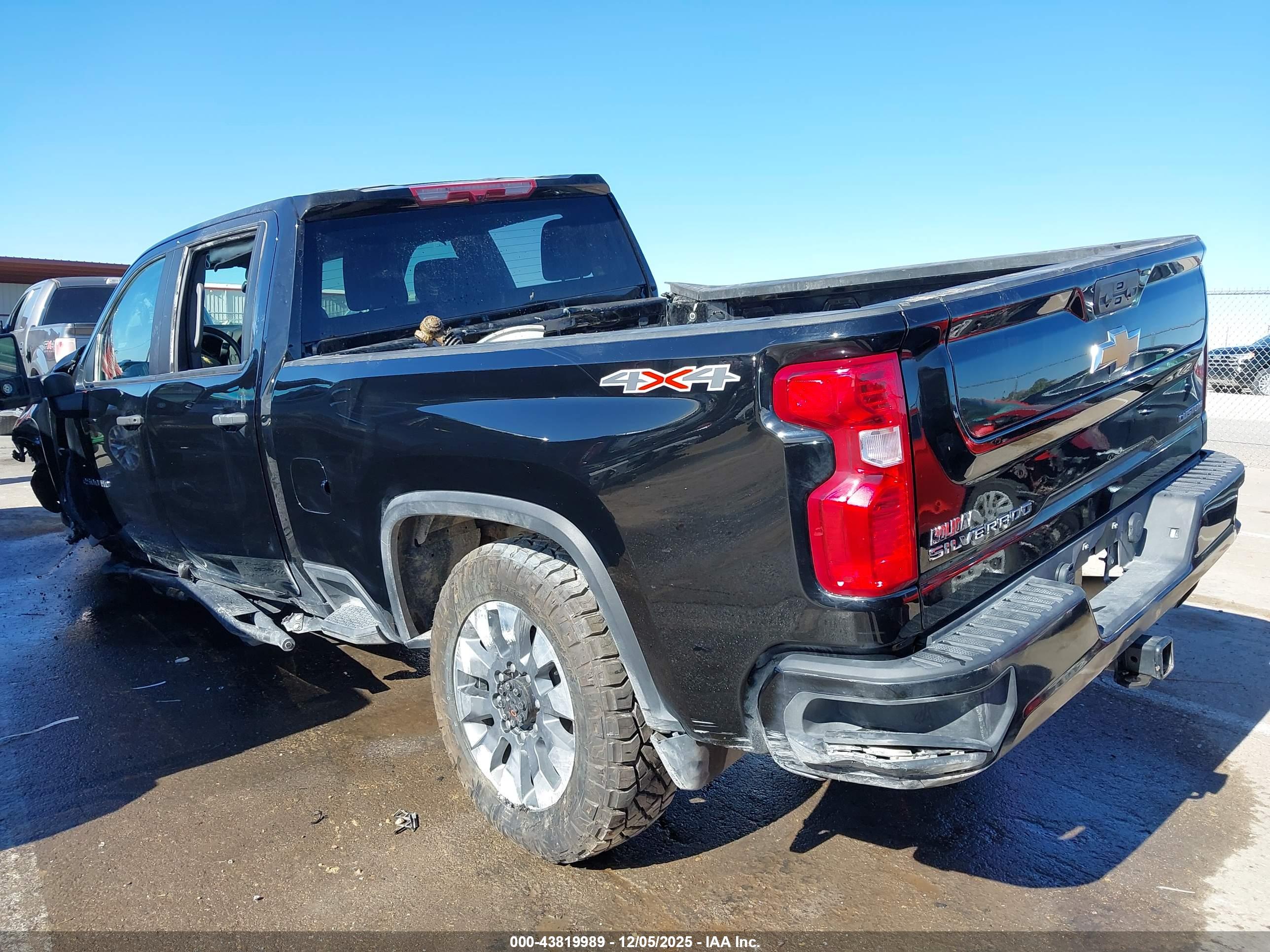 CHEVROLET SILVERADO image 3