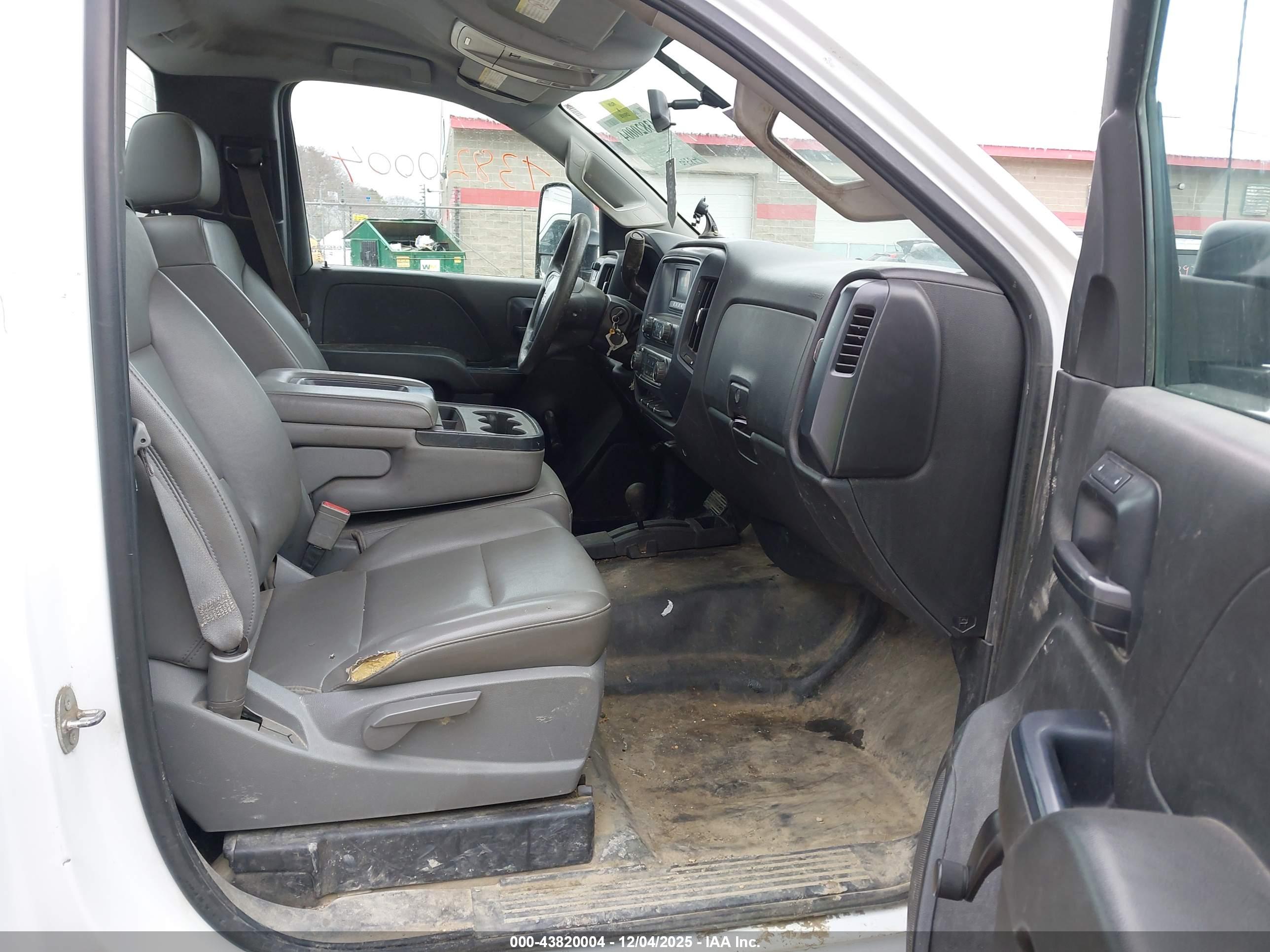 CHEVROLET SILVERADO image 5