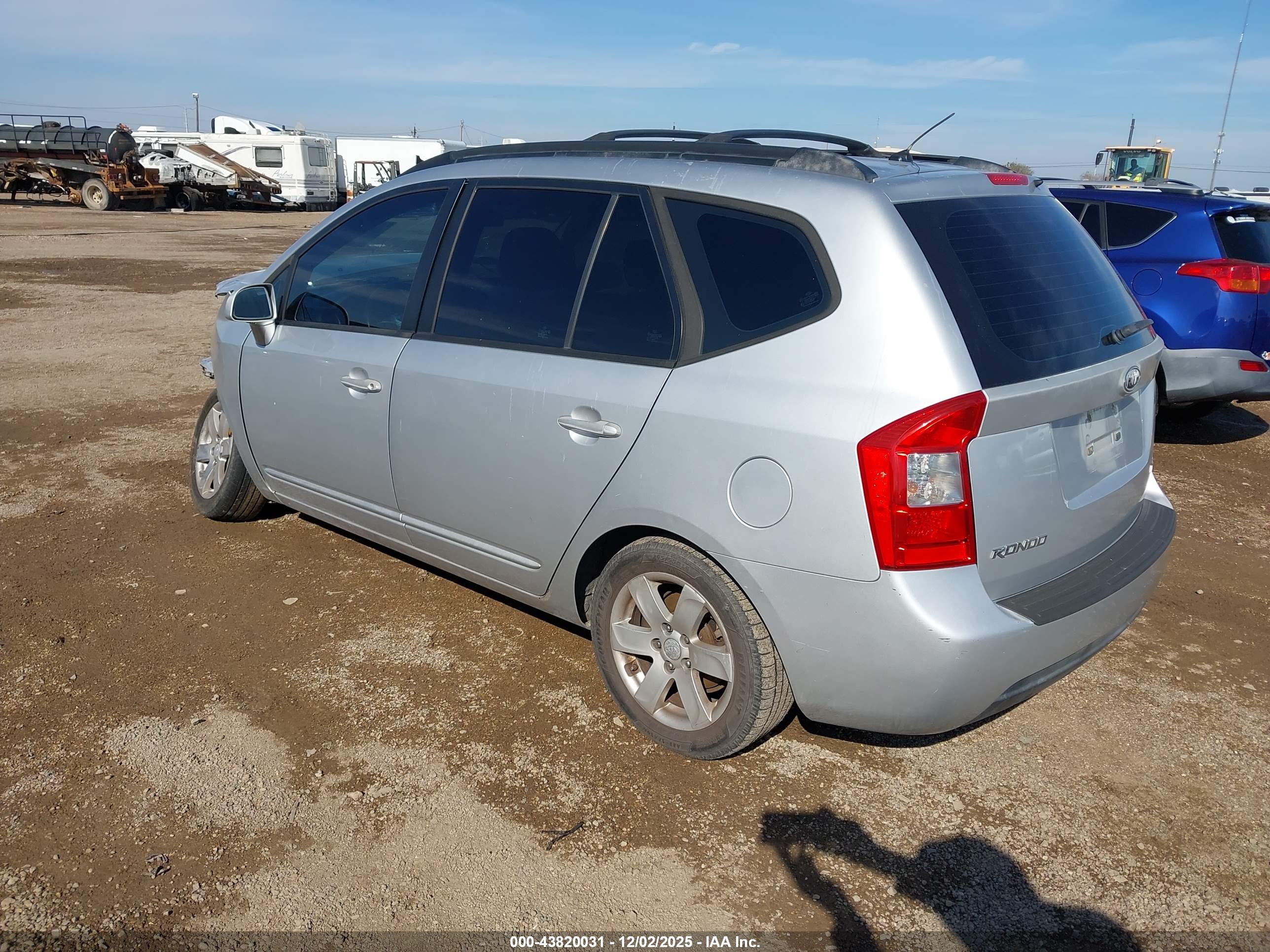 KIA RONDO image 3