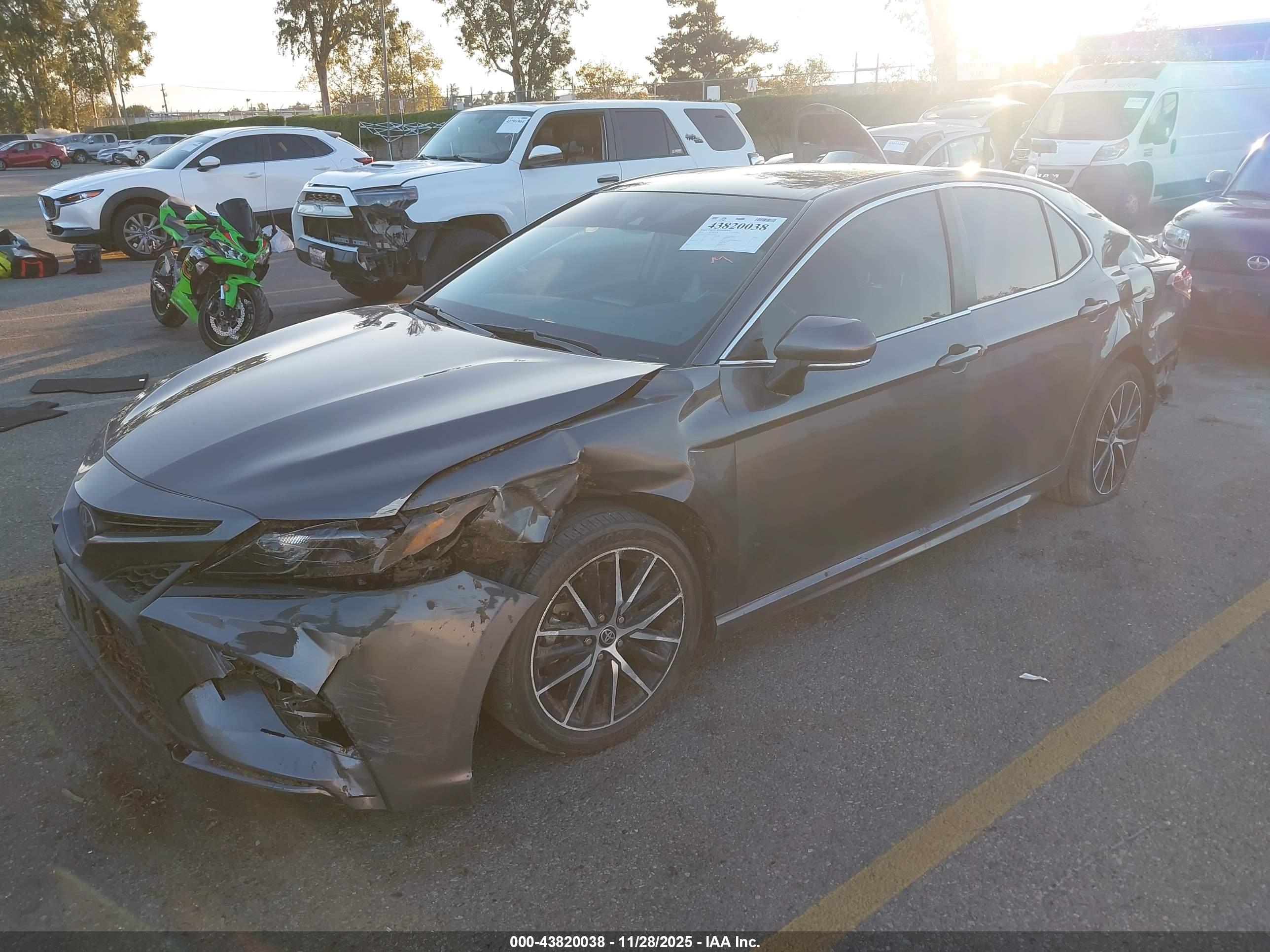 TOYOTA CAMRY image 2