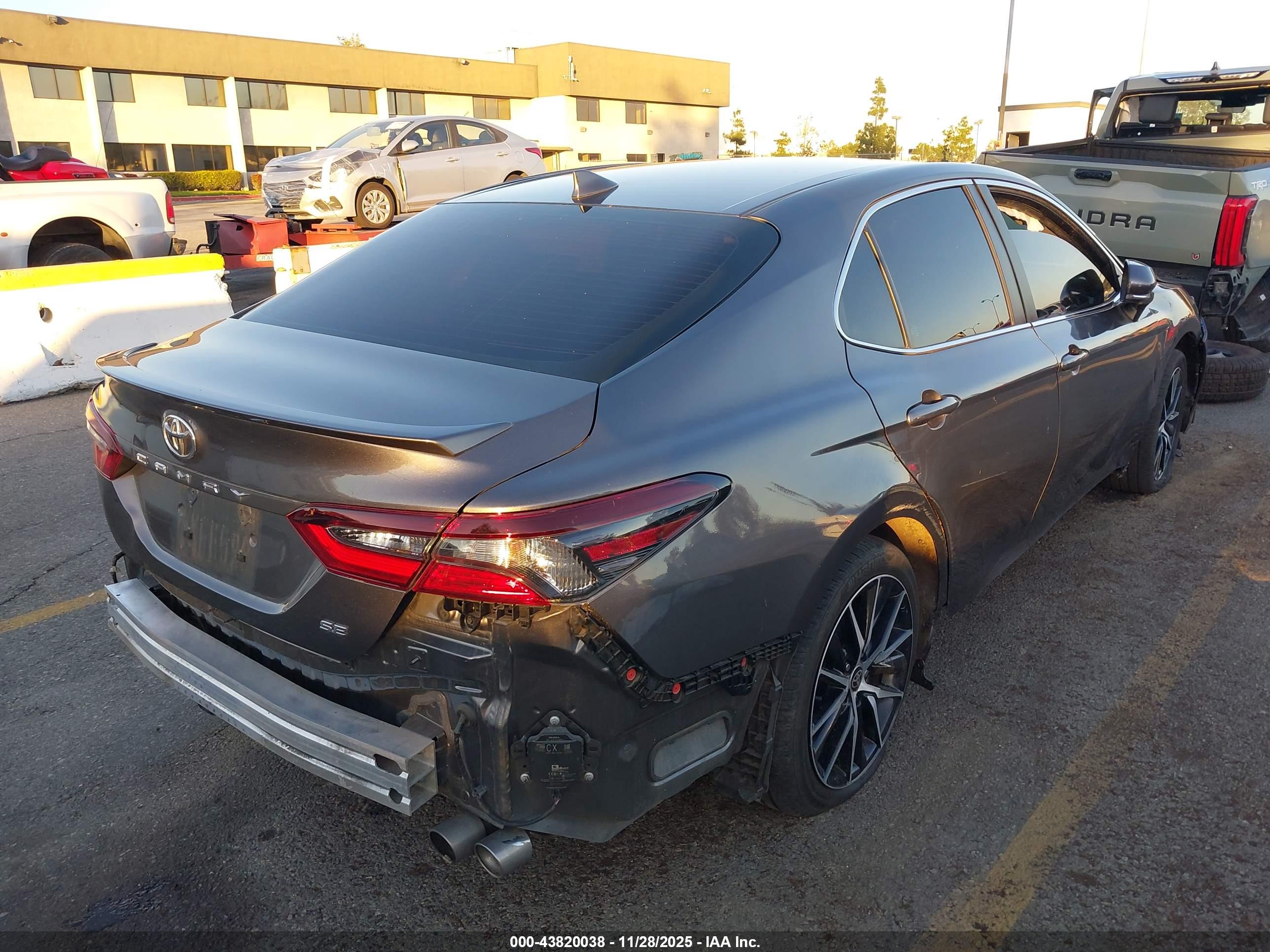 TOYOTA CAMRY image 4