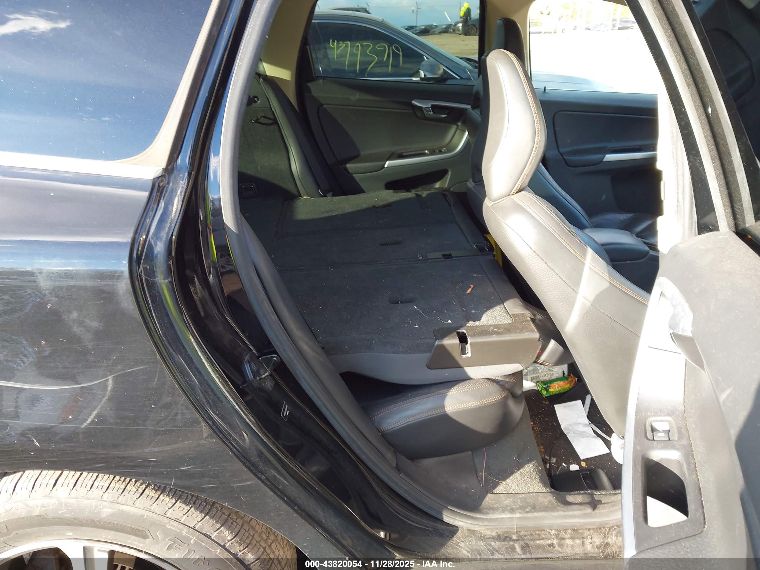 VOLVO XC60 image 8