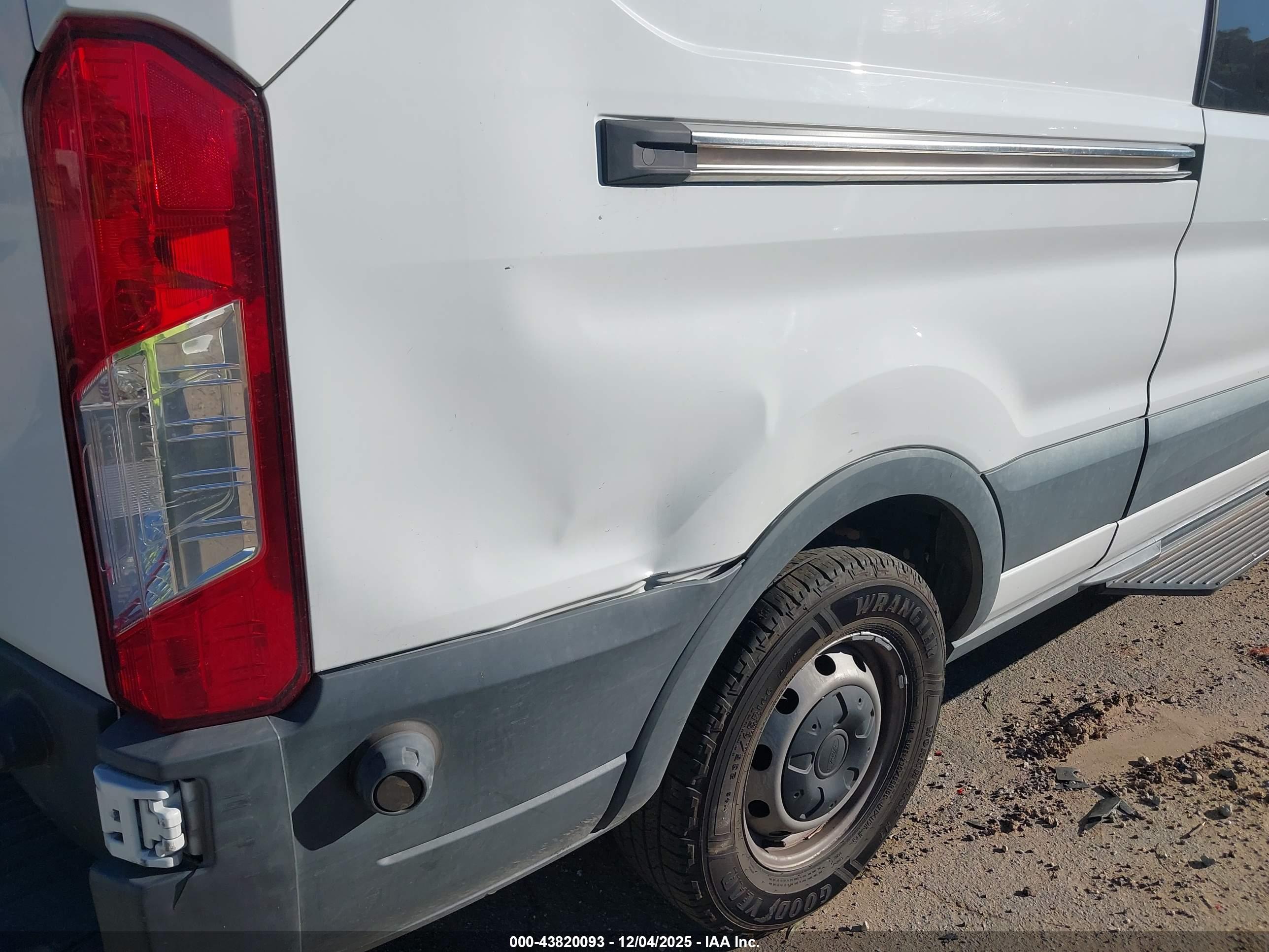 FORD TRANSIT-150 image 6