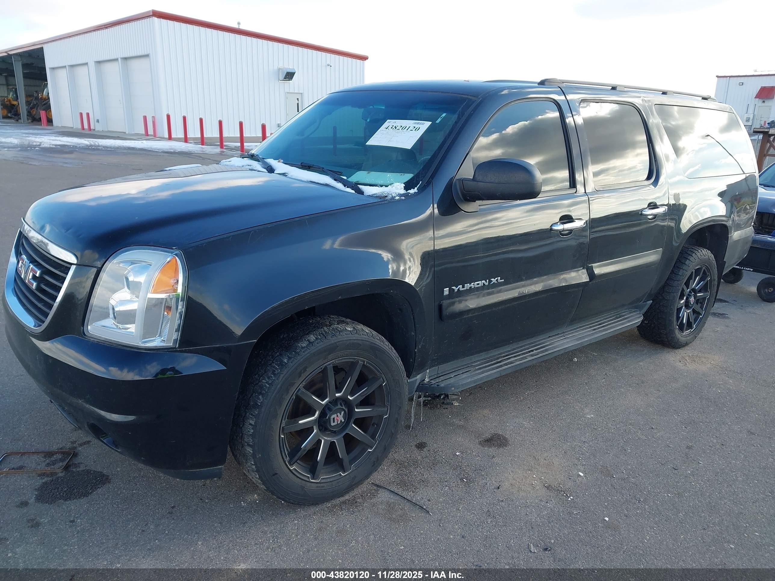 GMC YUKON image 2