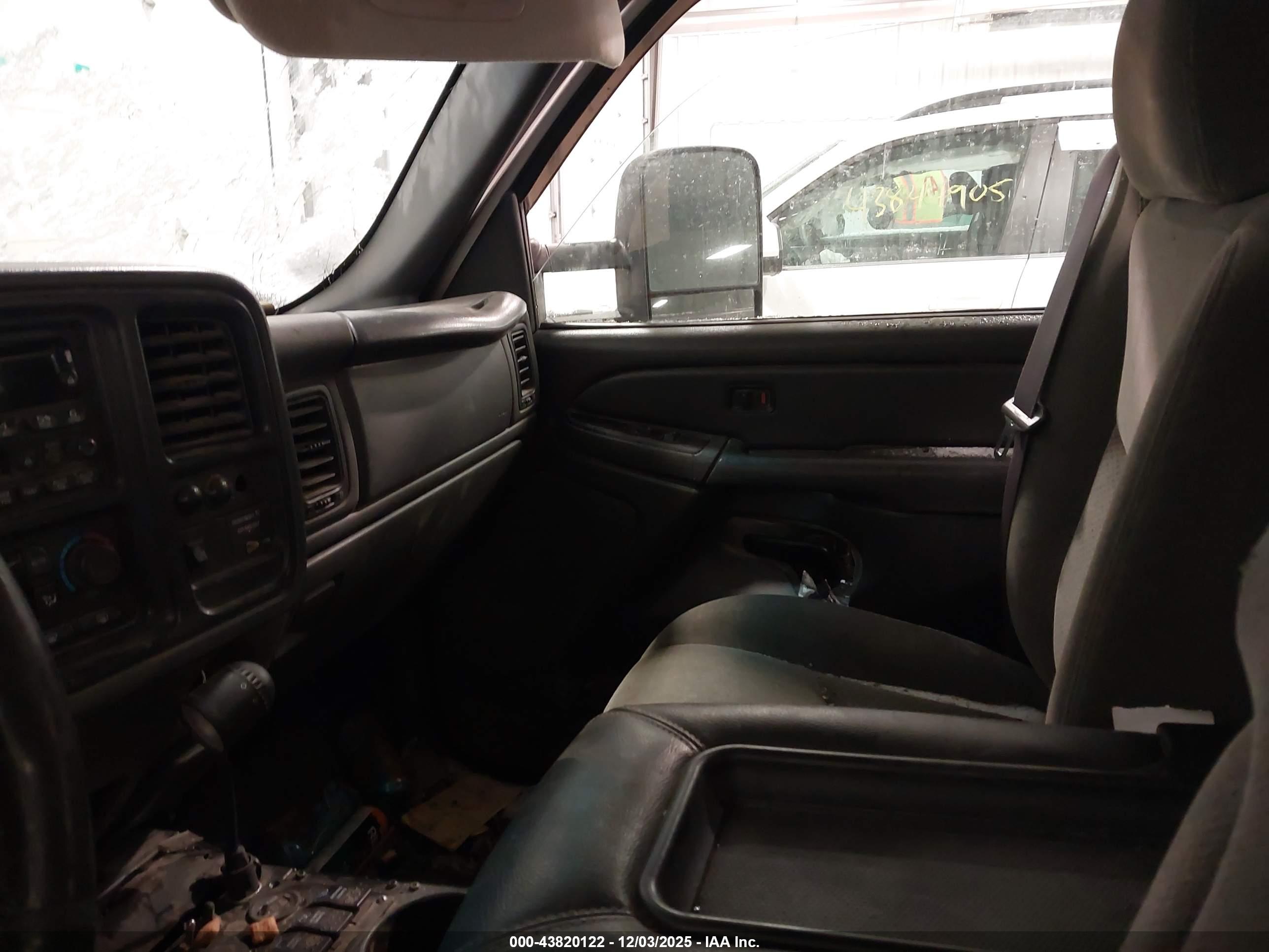 CHEVROLET SILVERADO image 5