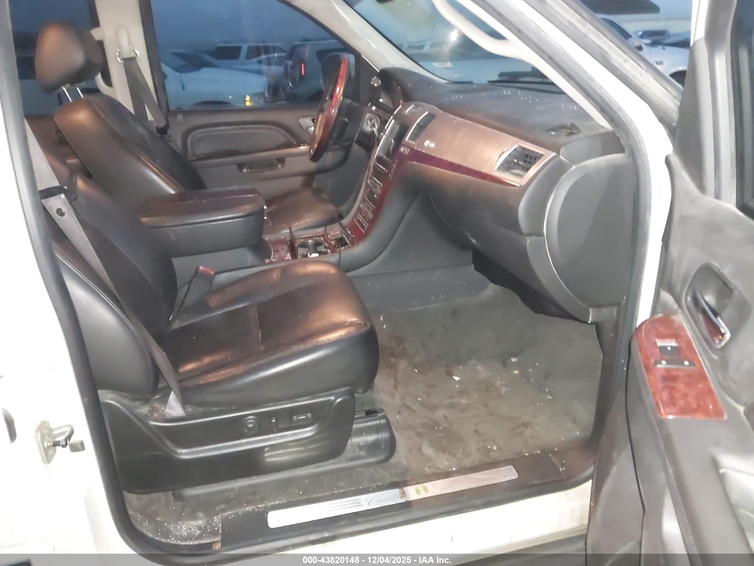 CADILLAC ESCALADE image 5