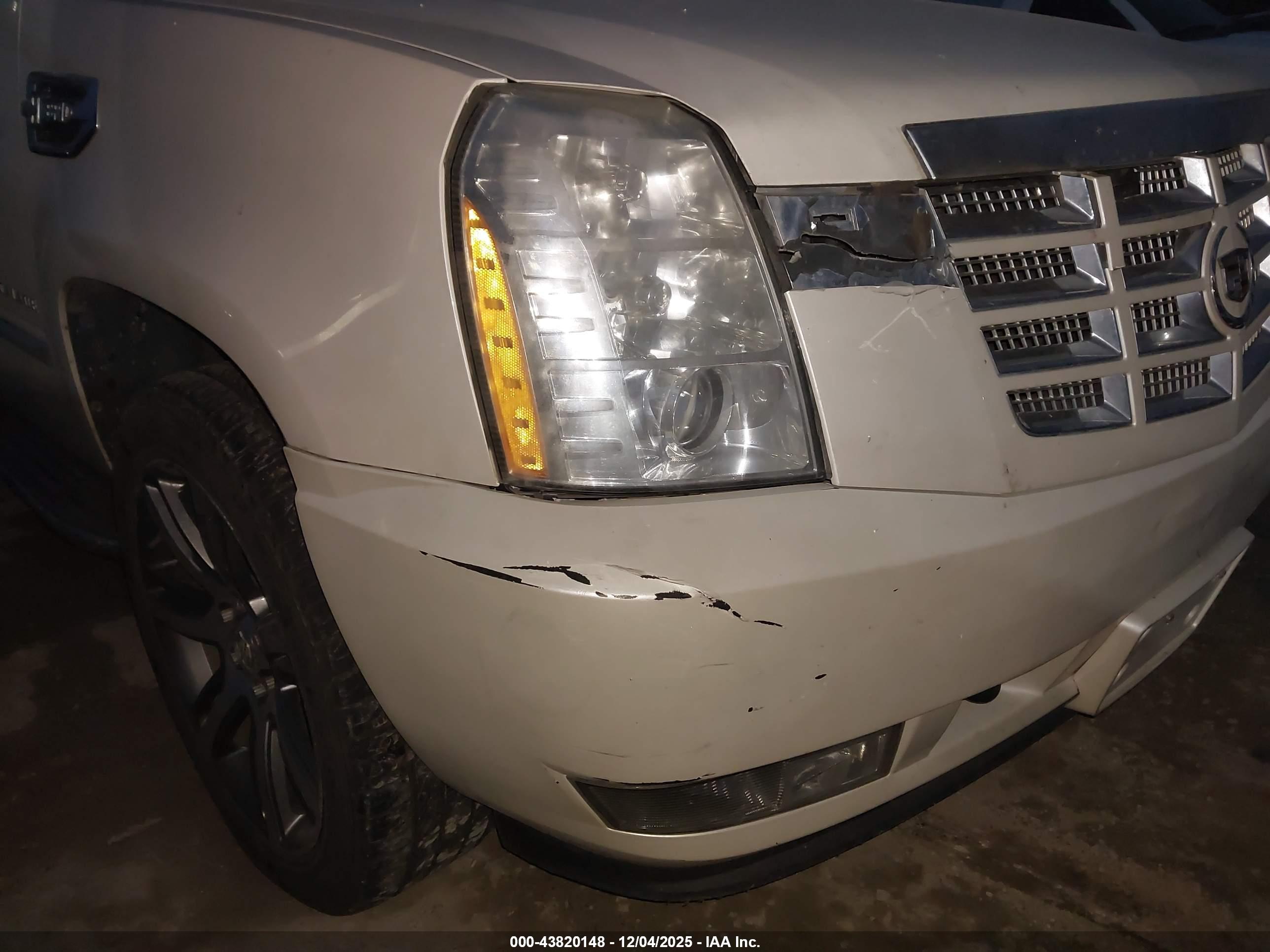 CADILLAC ESCALADE image 6