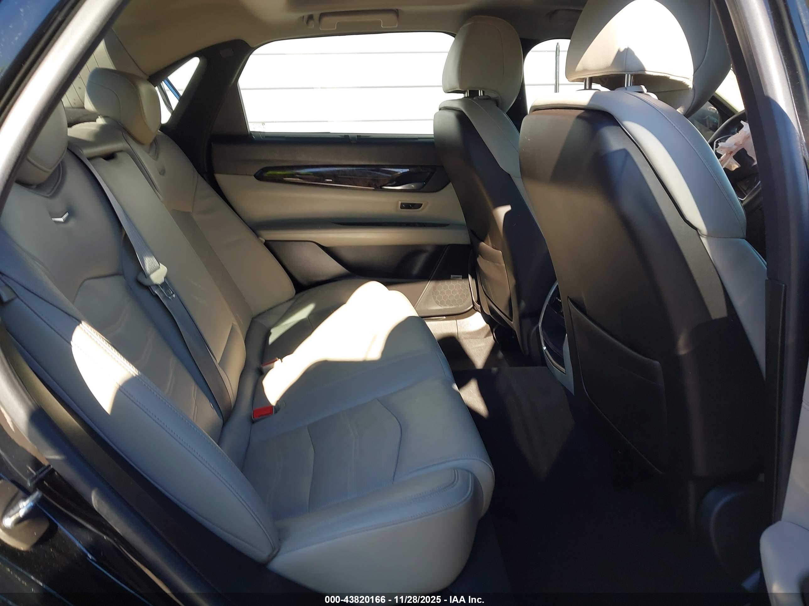 CADILLAC CT6 image 8