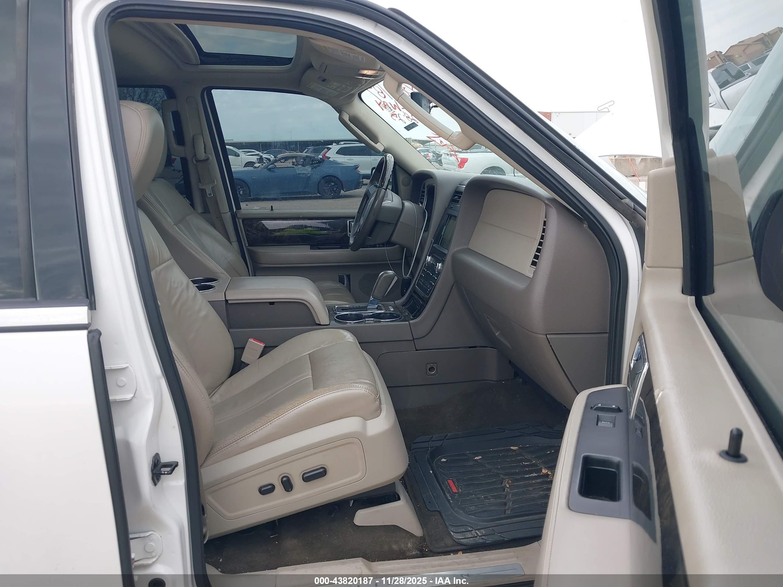 LINCOLN NAVIGATOR image 5