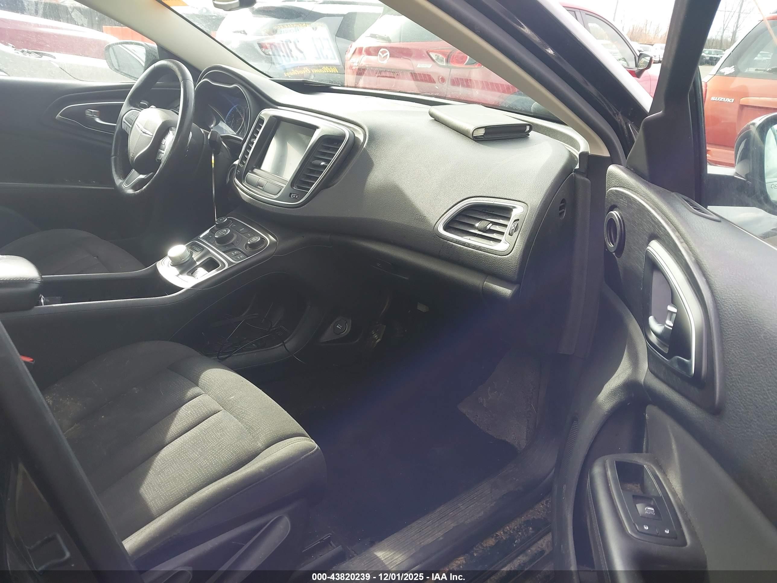 CHRYSLER 200 image 5