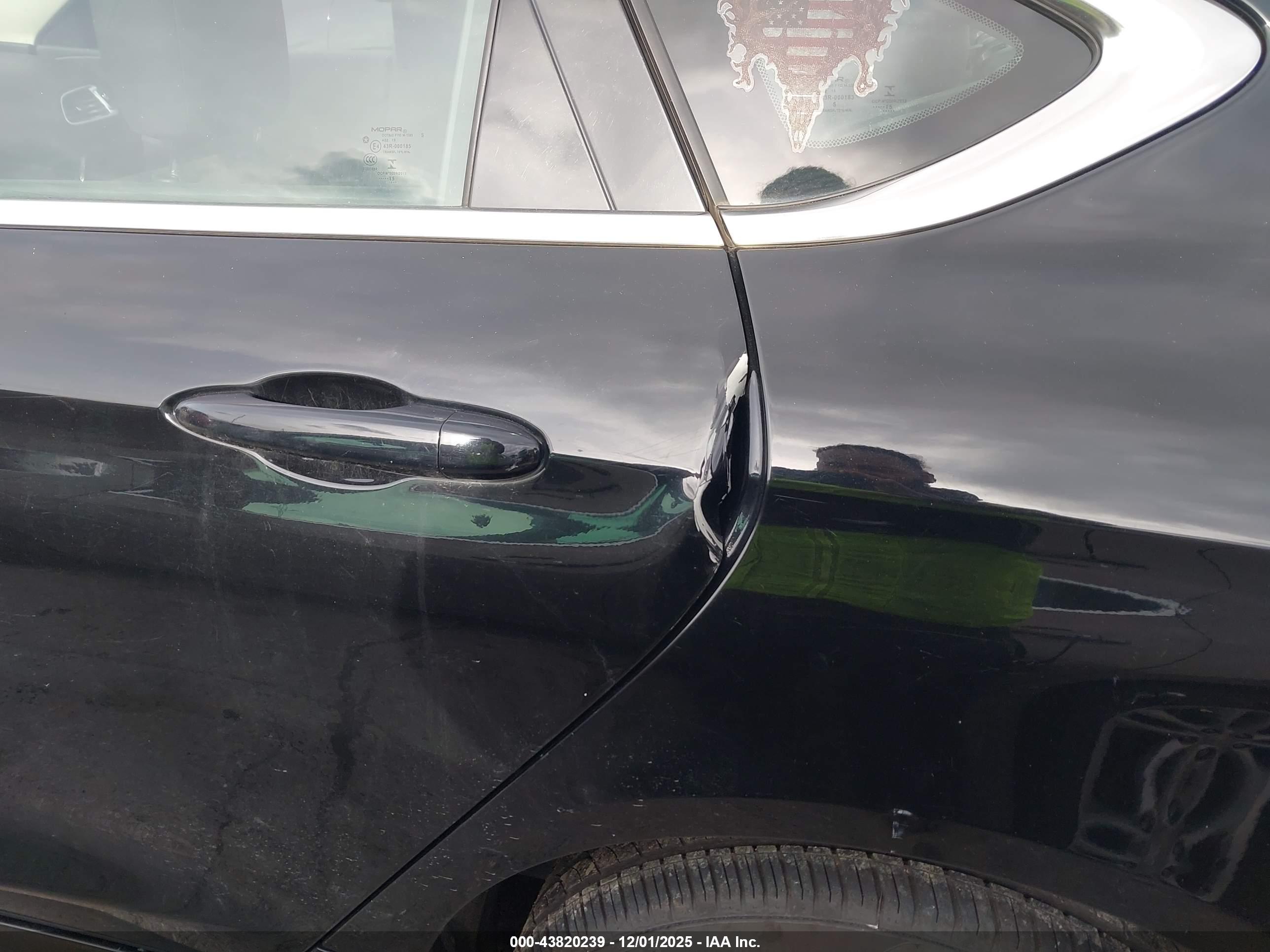 CHRYSLER 200 image 6