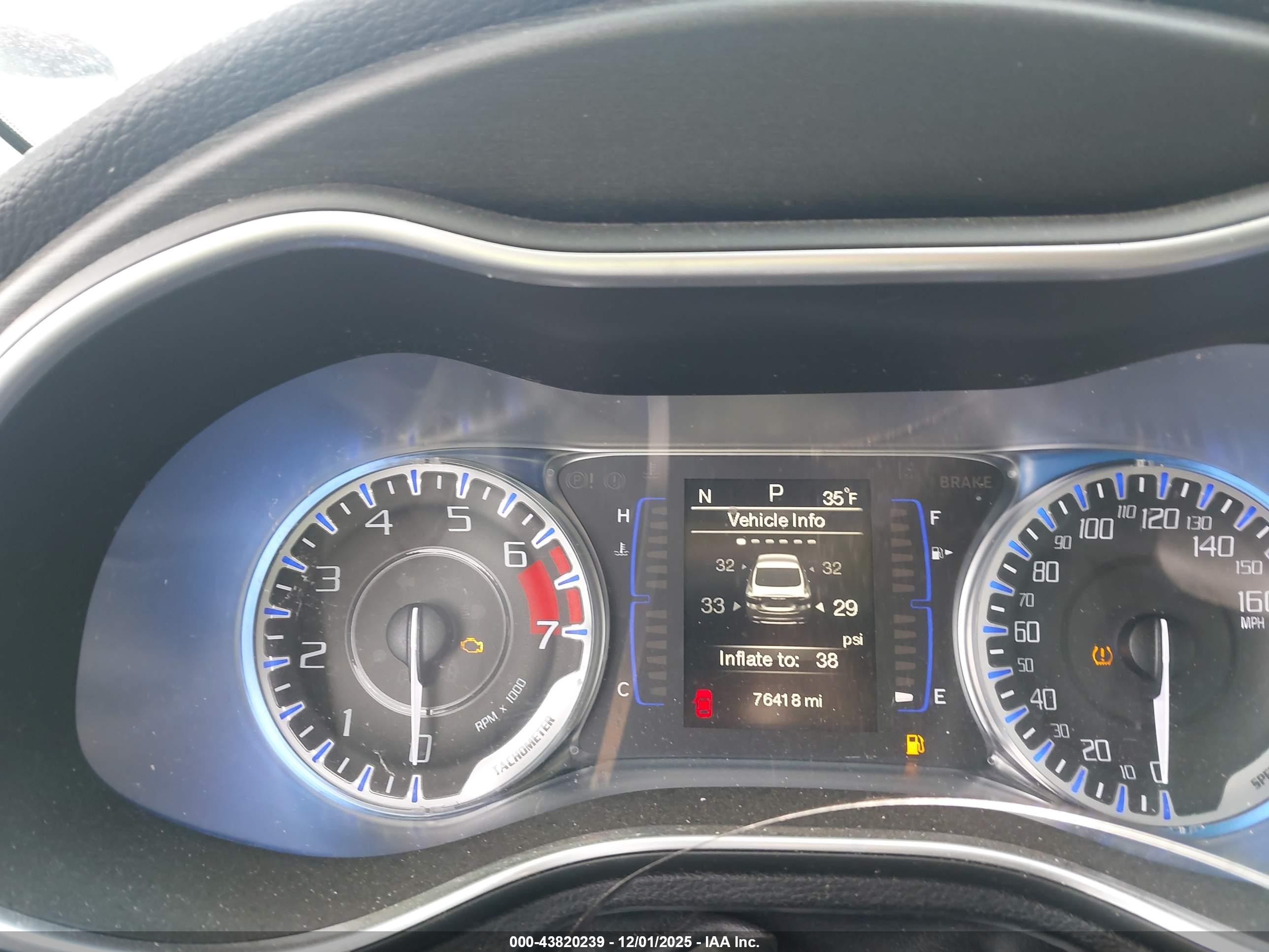 CHRYSLER 200 image 7