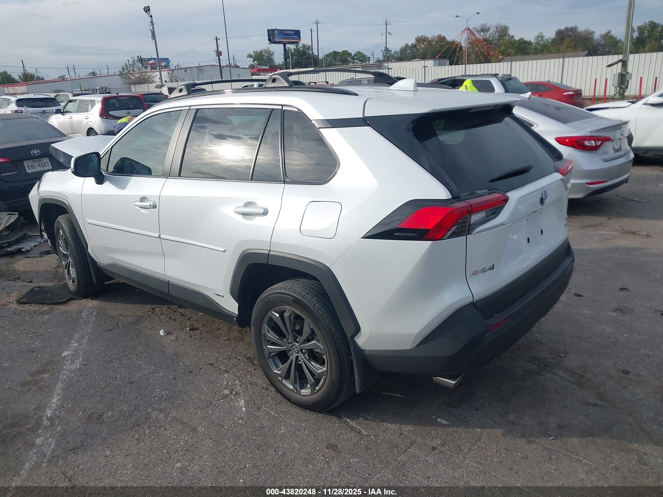 TOYOTA RAV4 image 3