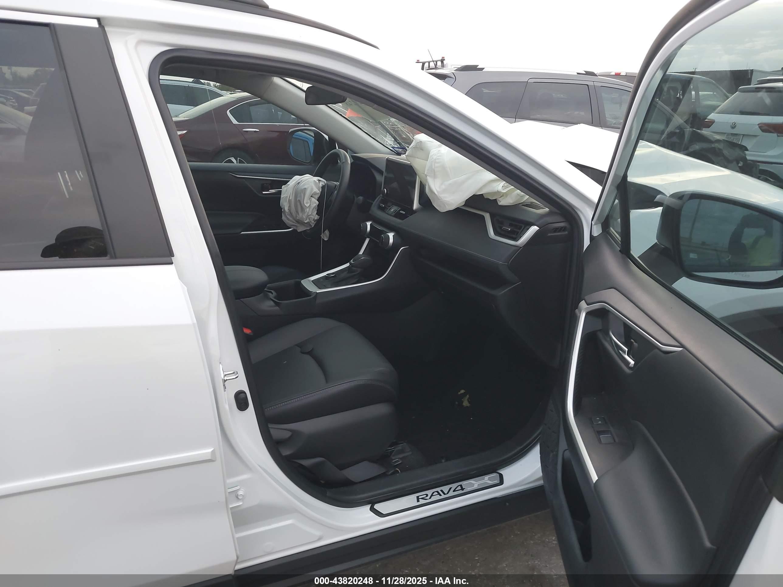 TOYOTA RAV4 image 5