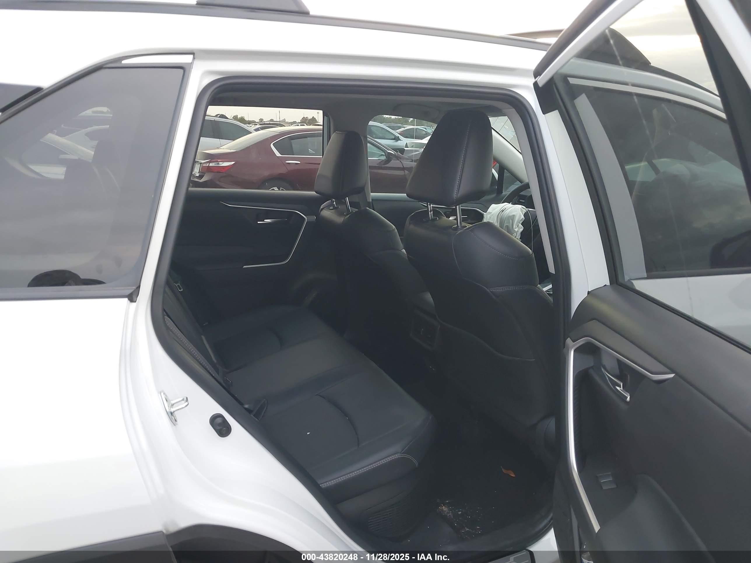 TOYOTA RAV4 image 8
