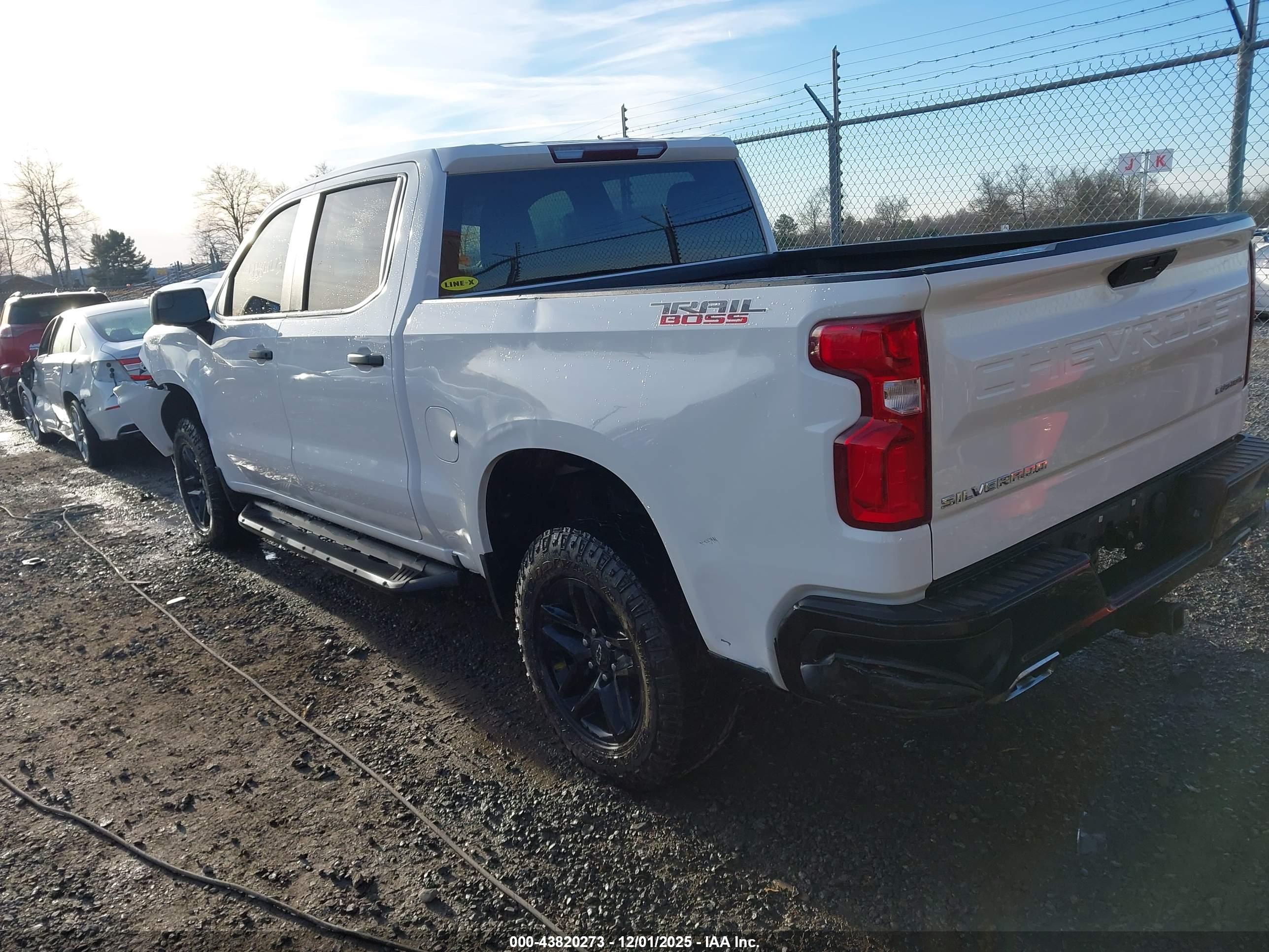 CHEVROLET SILVERADO image 3
