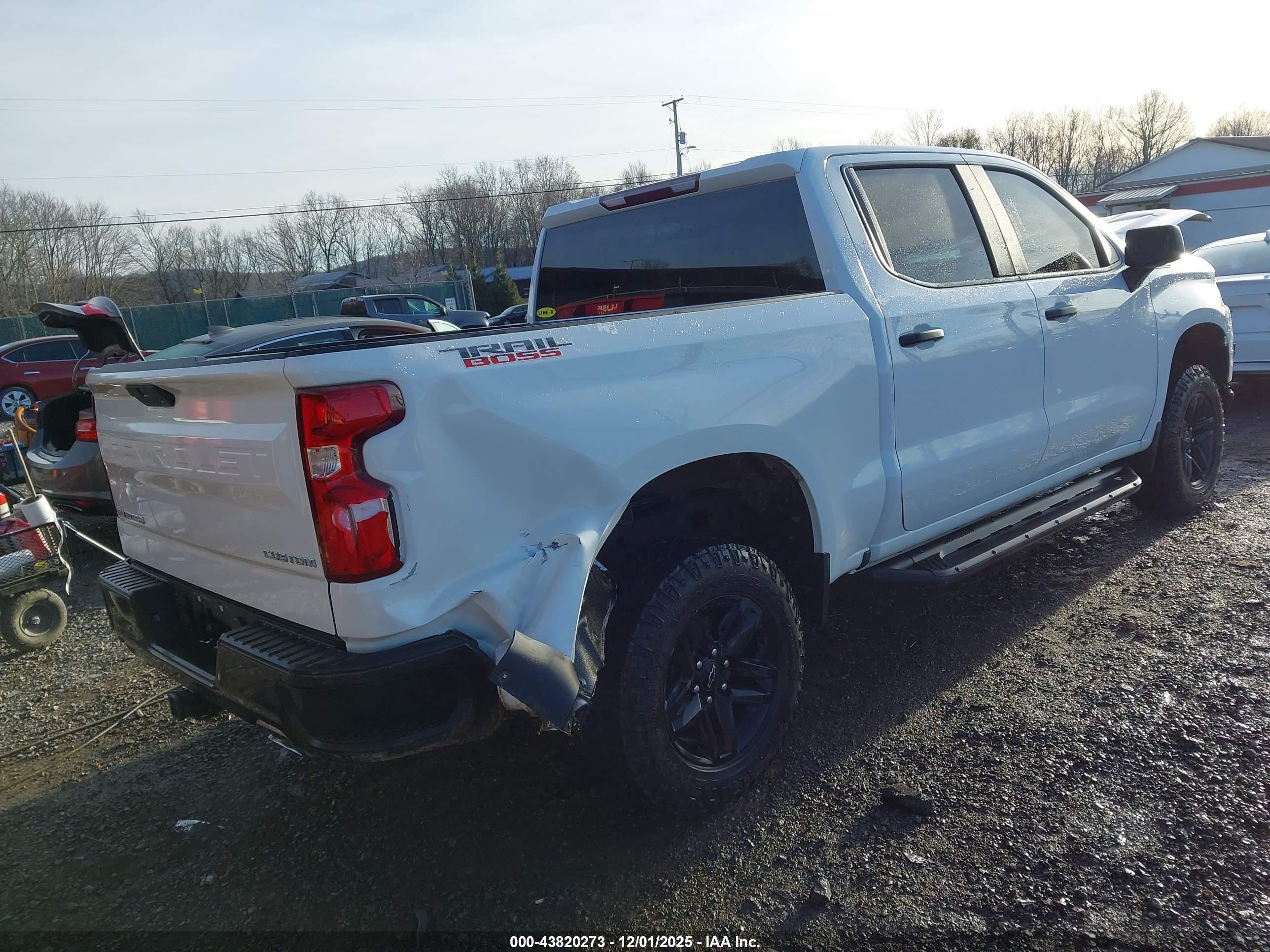 CHEVROLET SILVERADO image 4
