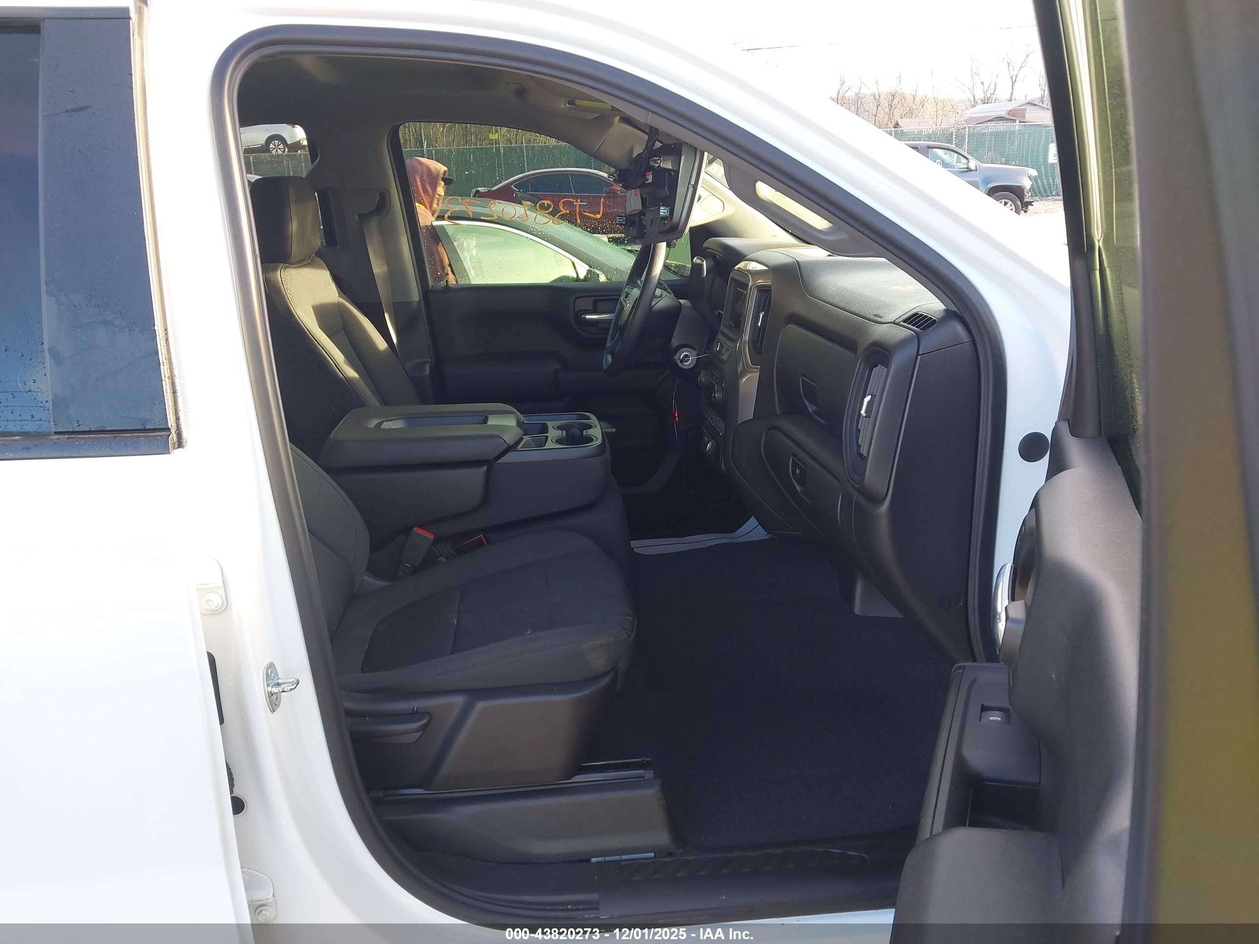 CHEVROLET SILVERADO image 5