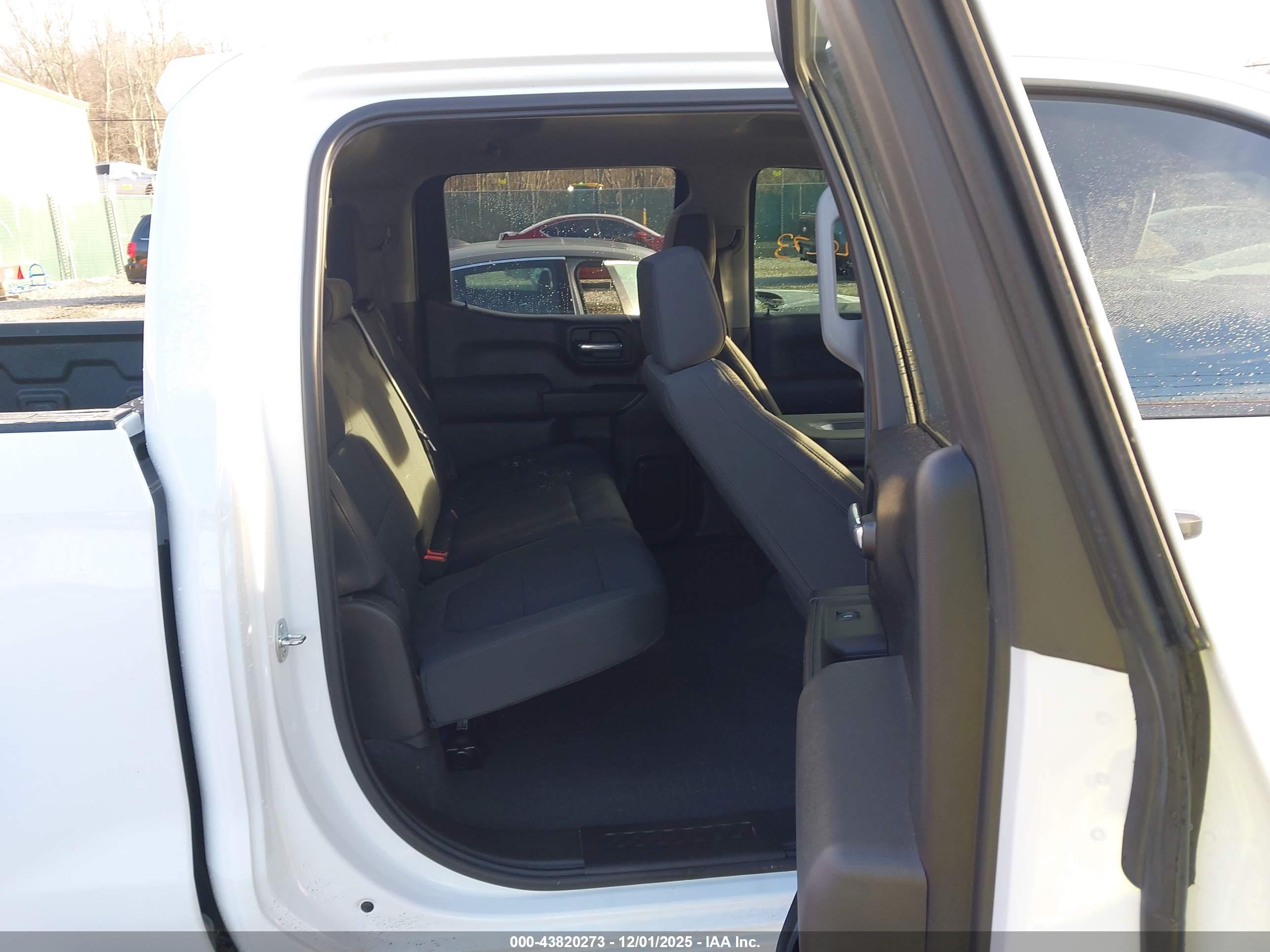 CHEVROLET SILVERADO image 8