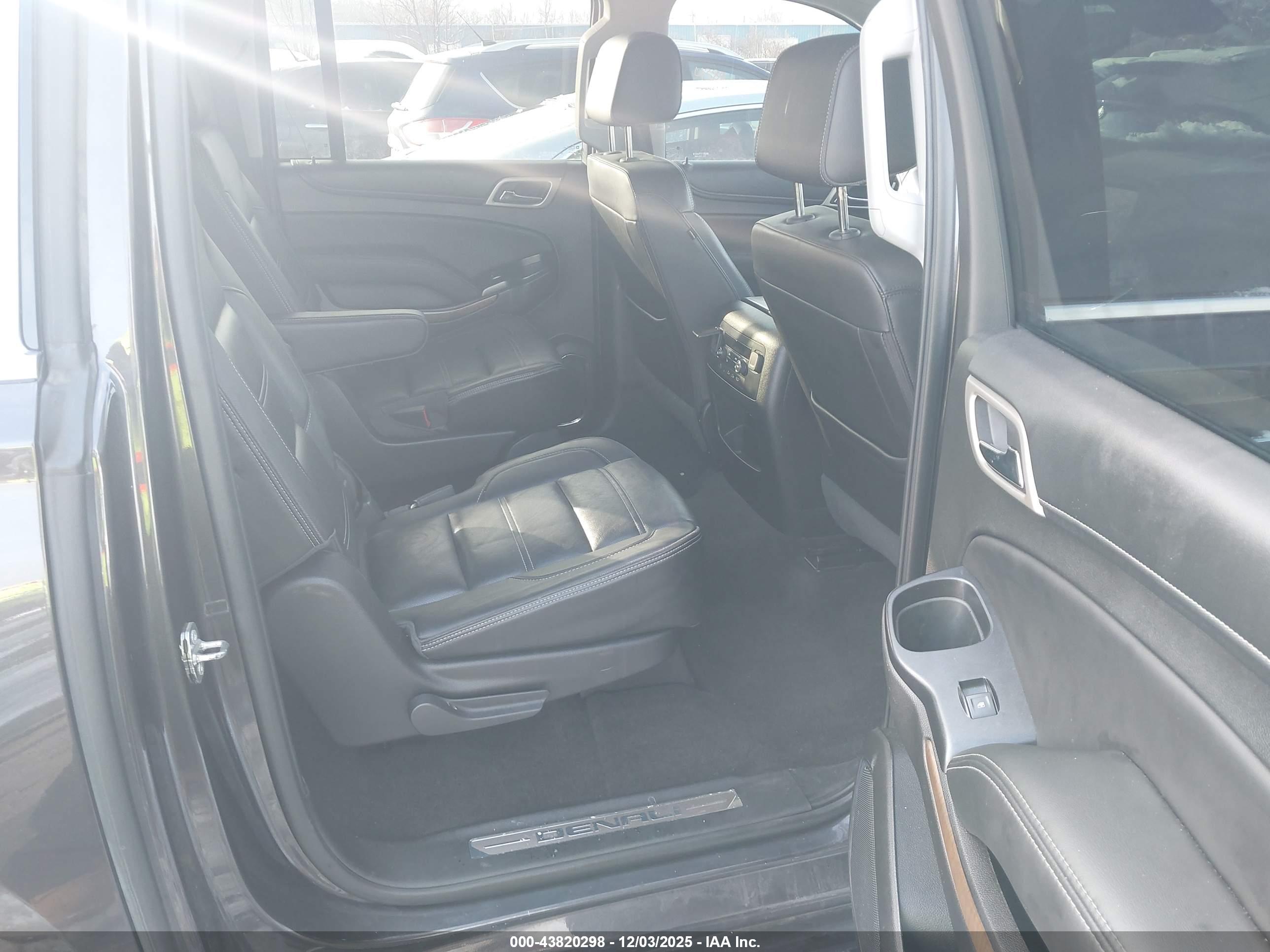 GMC YUKON image 8