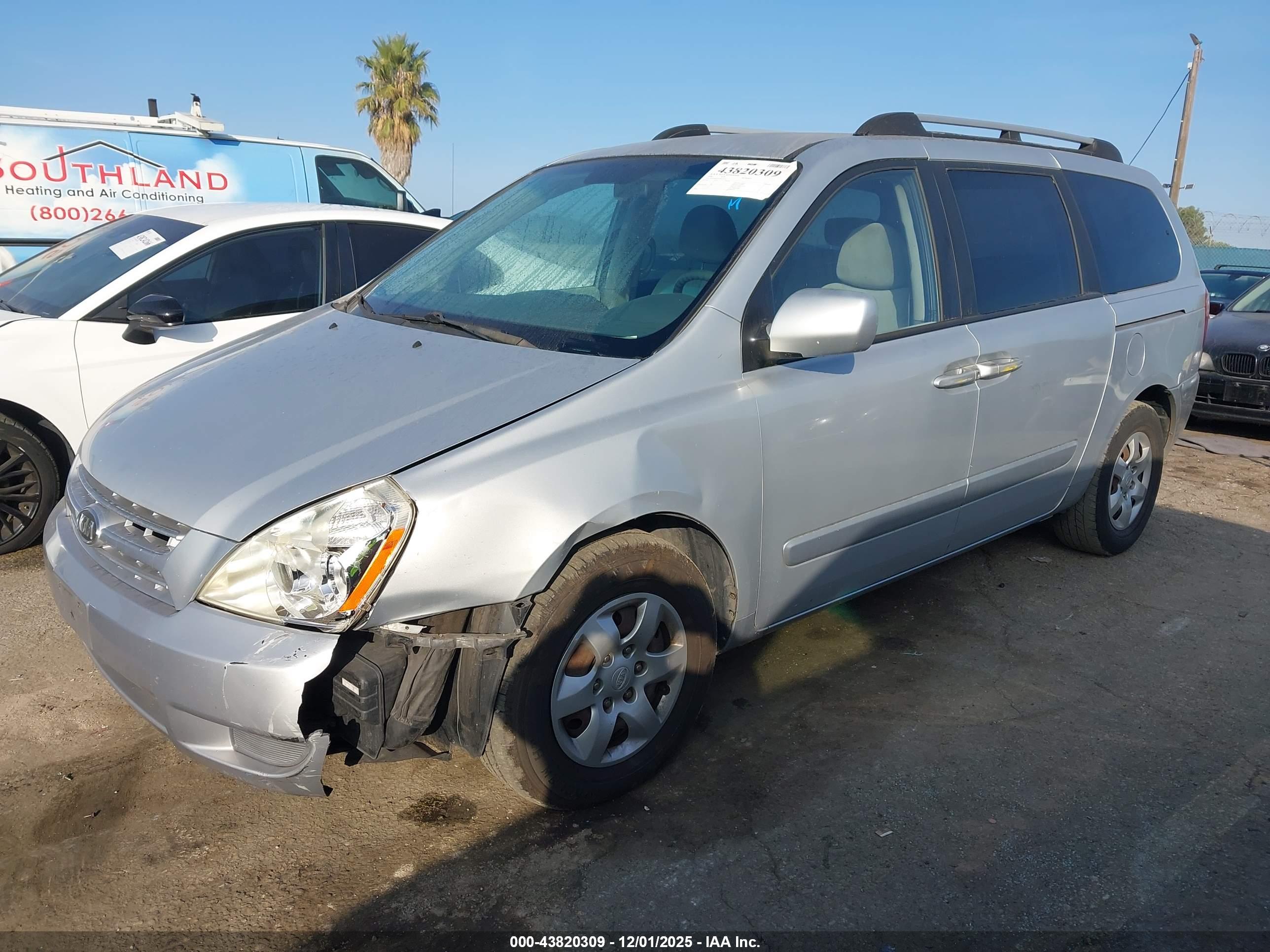 KIA SEDONA image 2