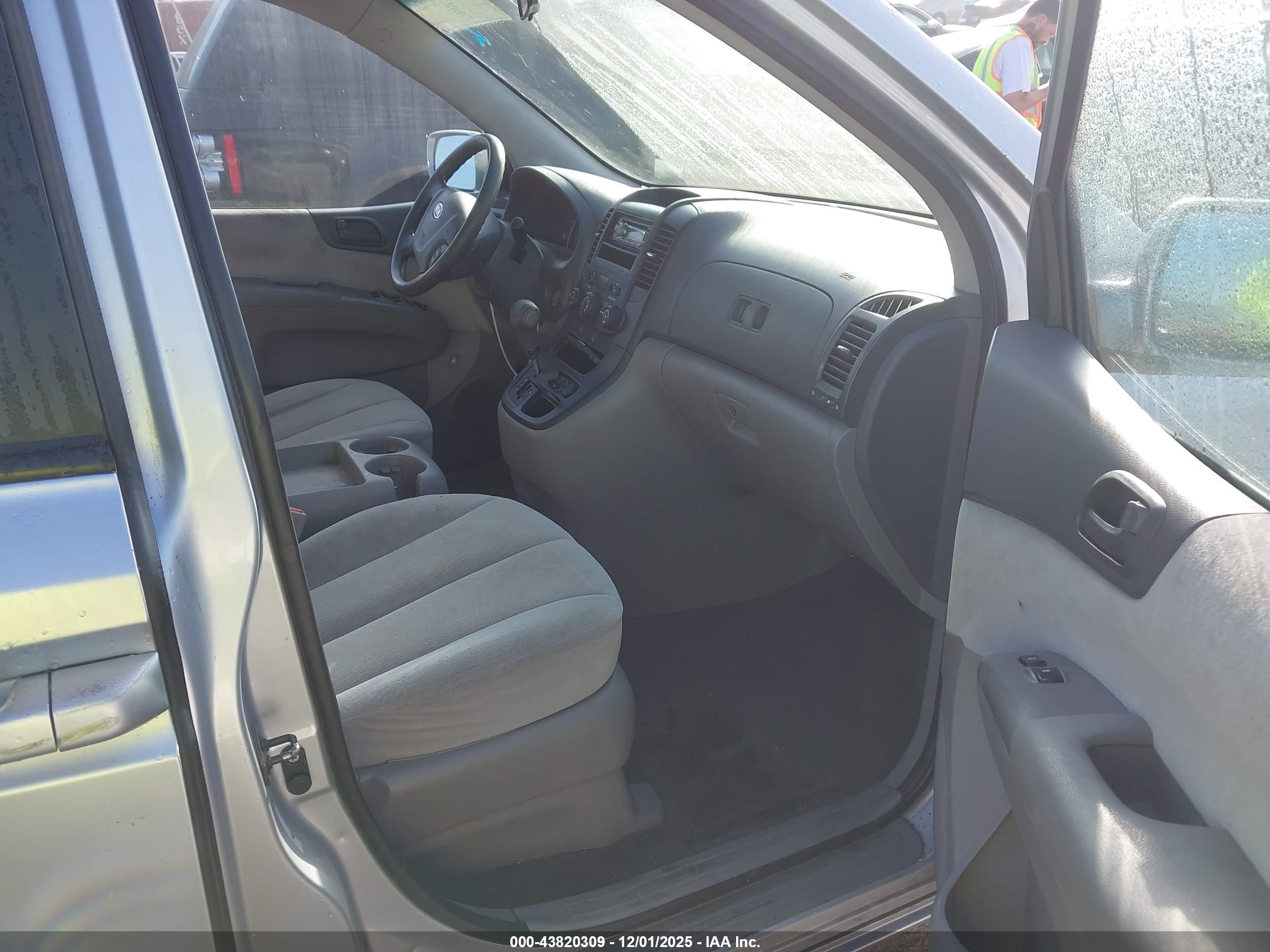 KIA SEDONA image 5