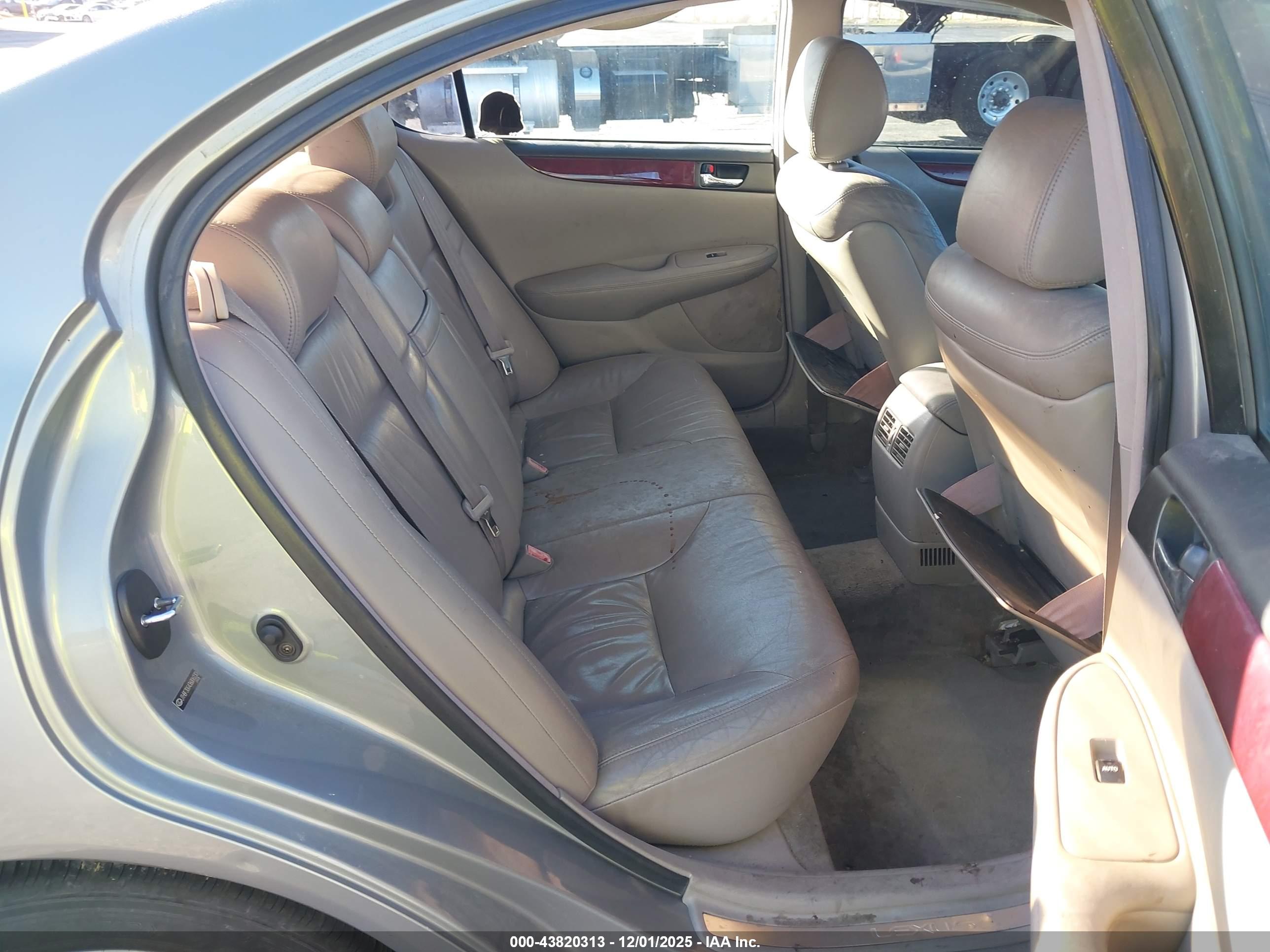 LEXUS ES image 8