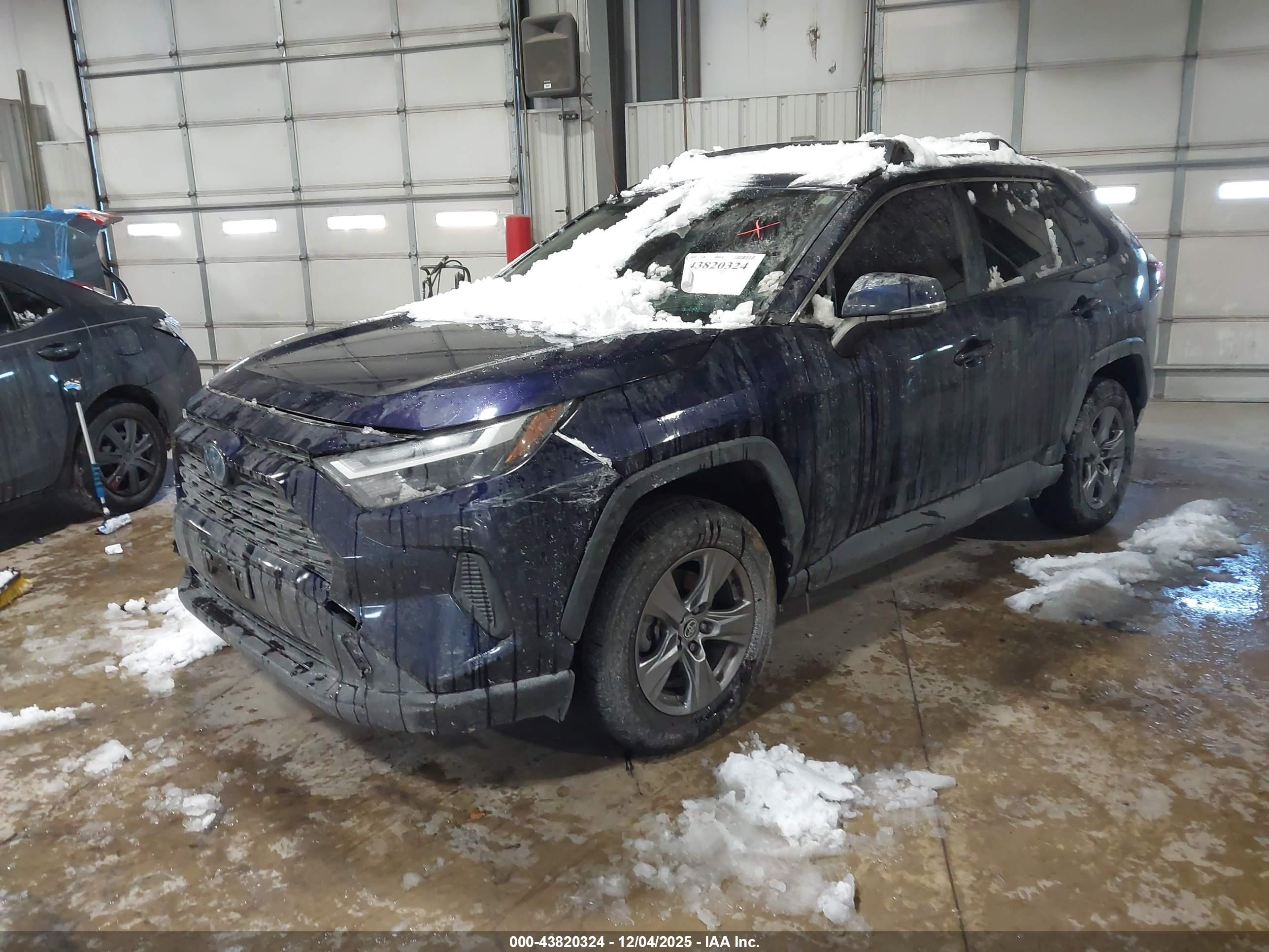TOYOTA RAV4 image 2