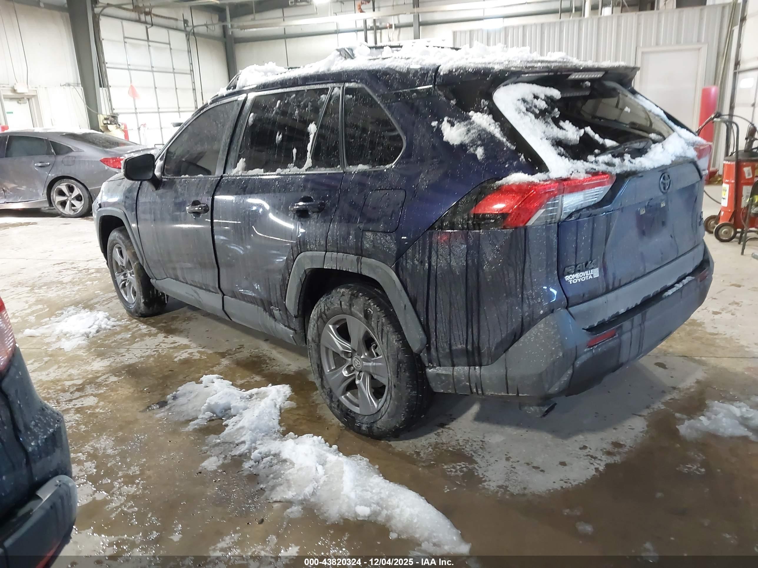 TOYOTA RAV4 image 3