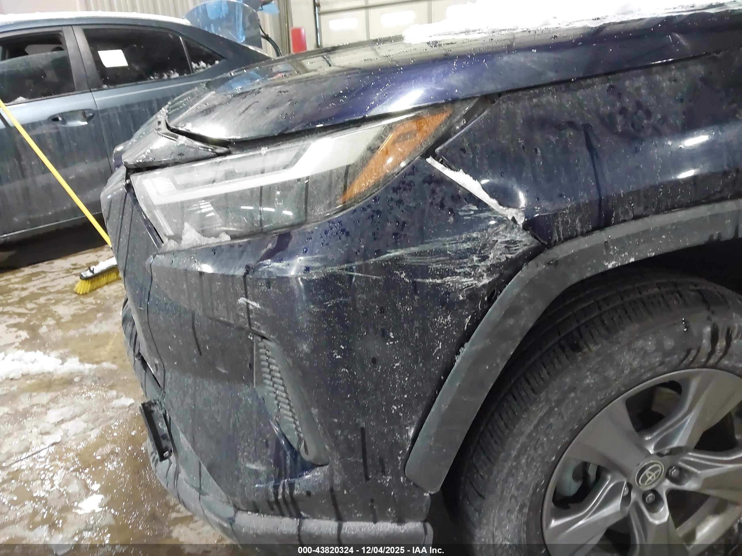 TOYOTA RAV4 image 6