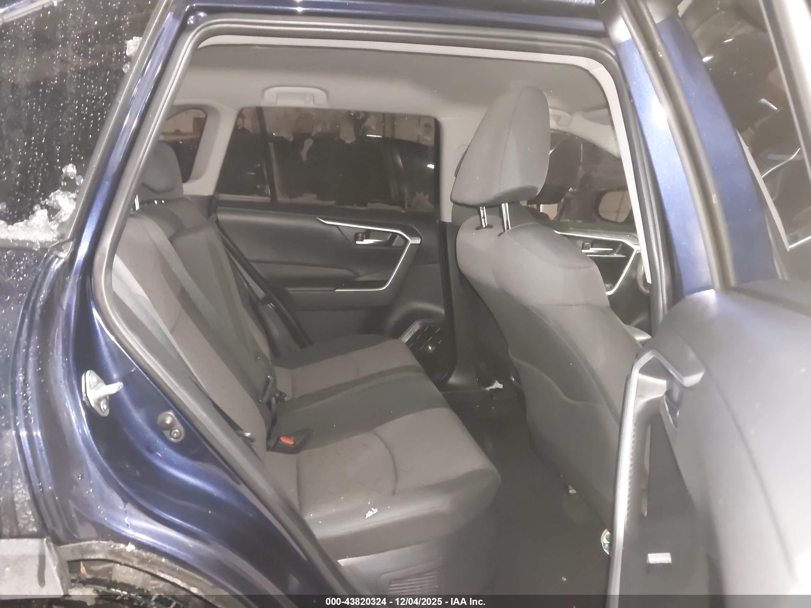 TOYOTA RAV4 image 8