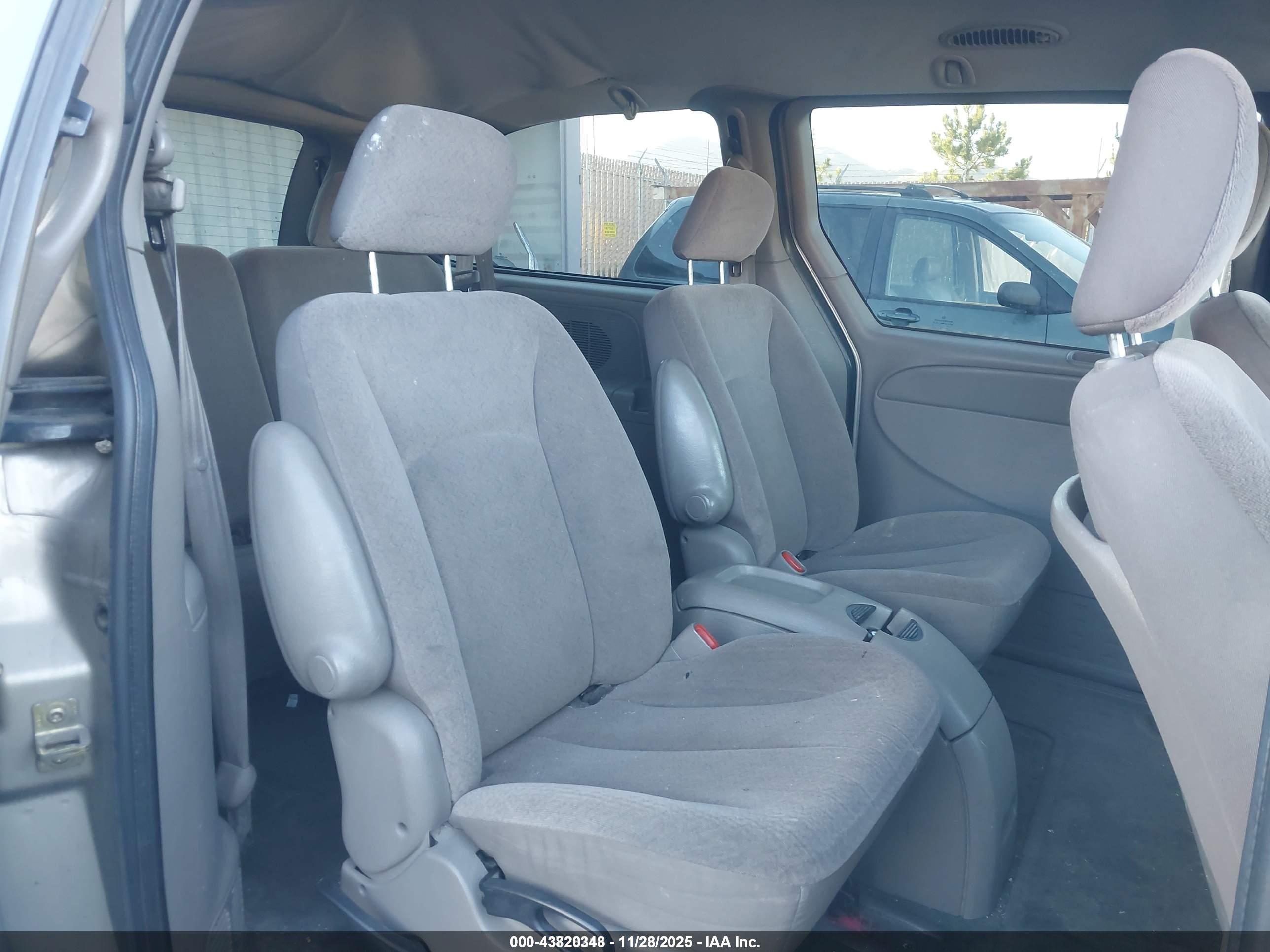 CHRYSLER TOWN image 8