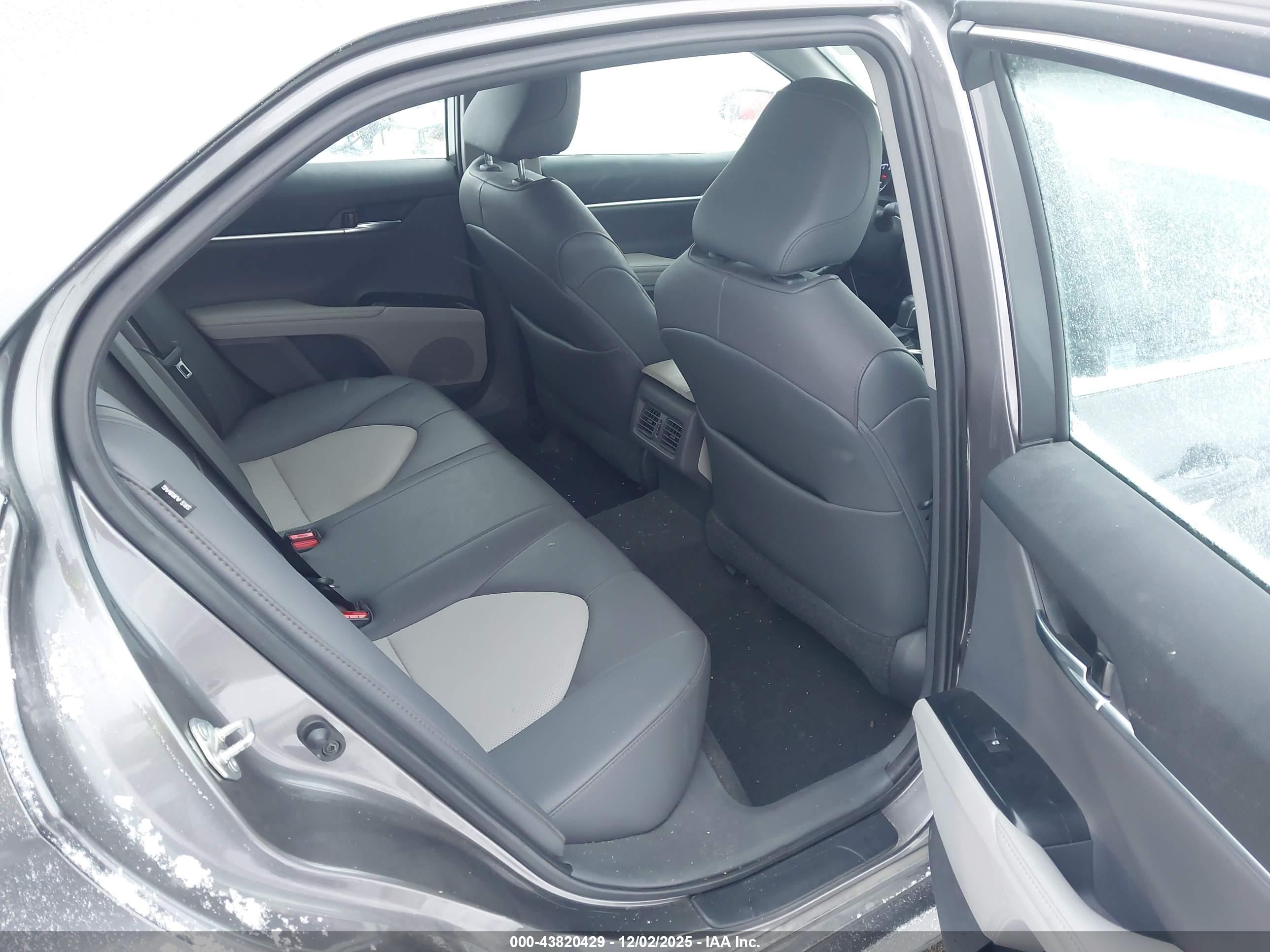 TOYOTA CAMRY image 8