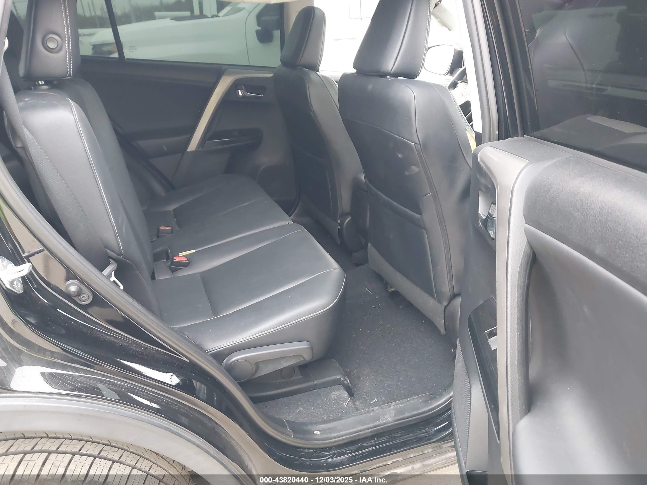 TOYOTA RAV4 image 8