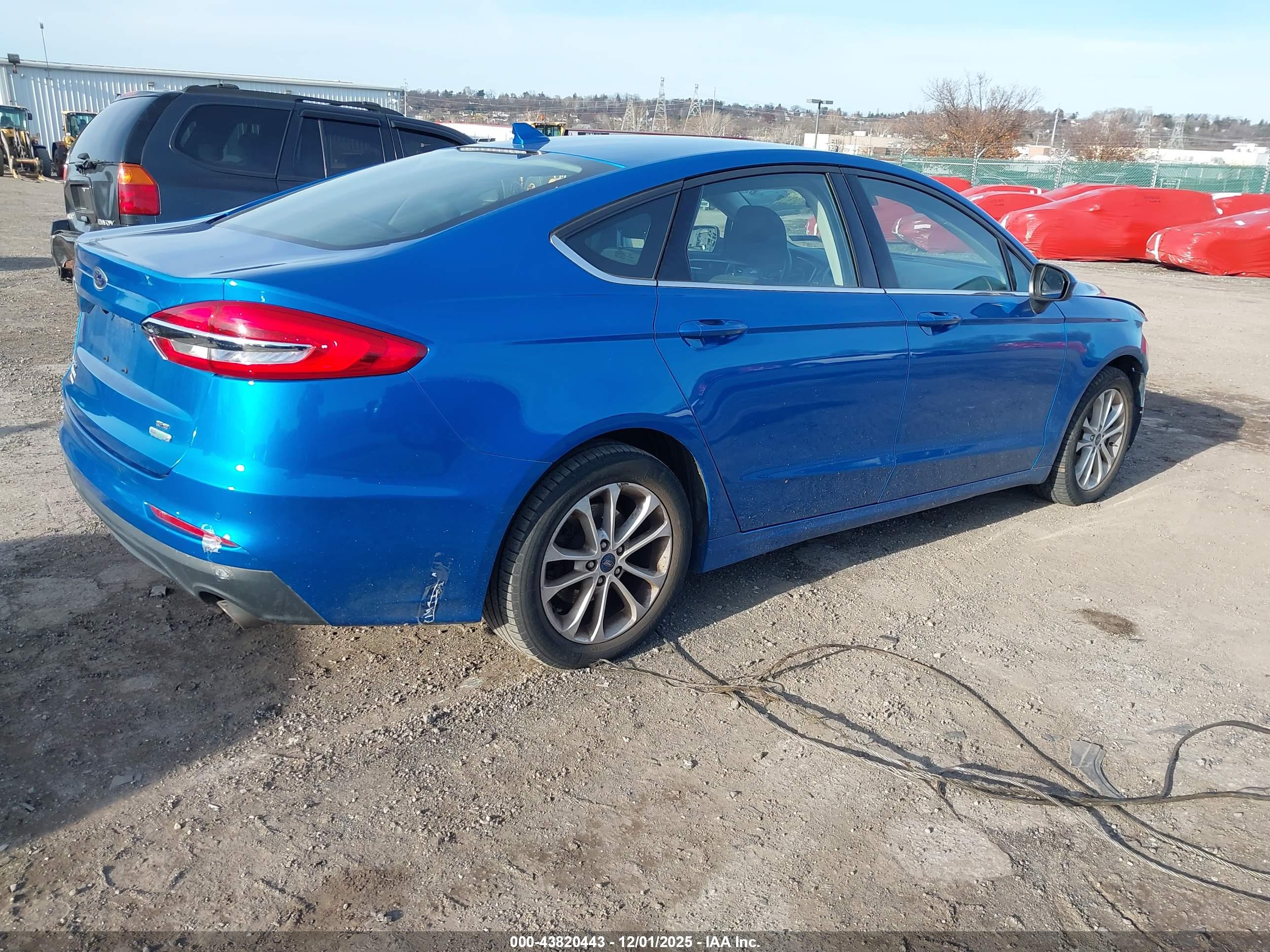 FORD FUSION image 4