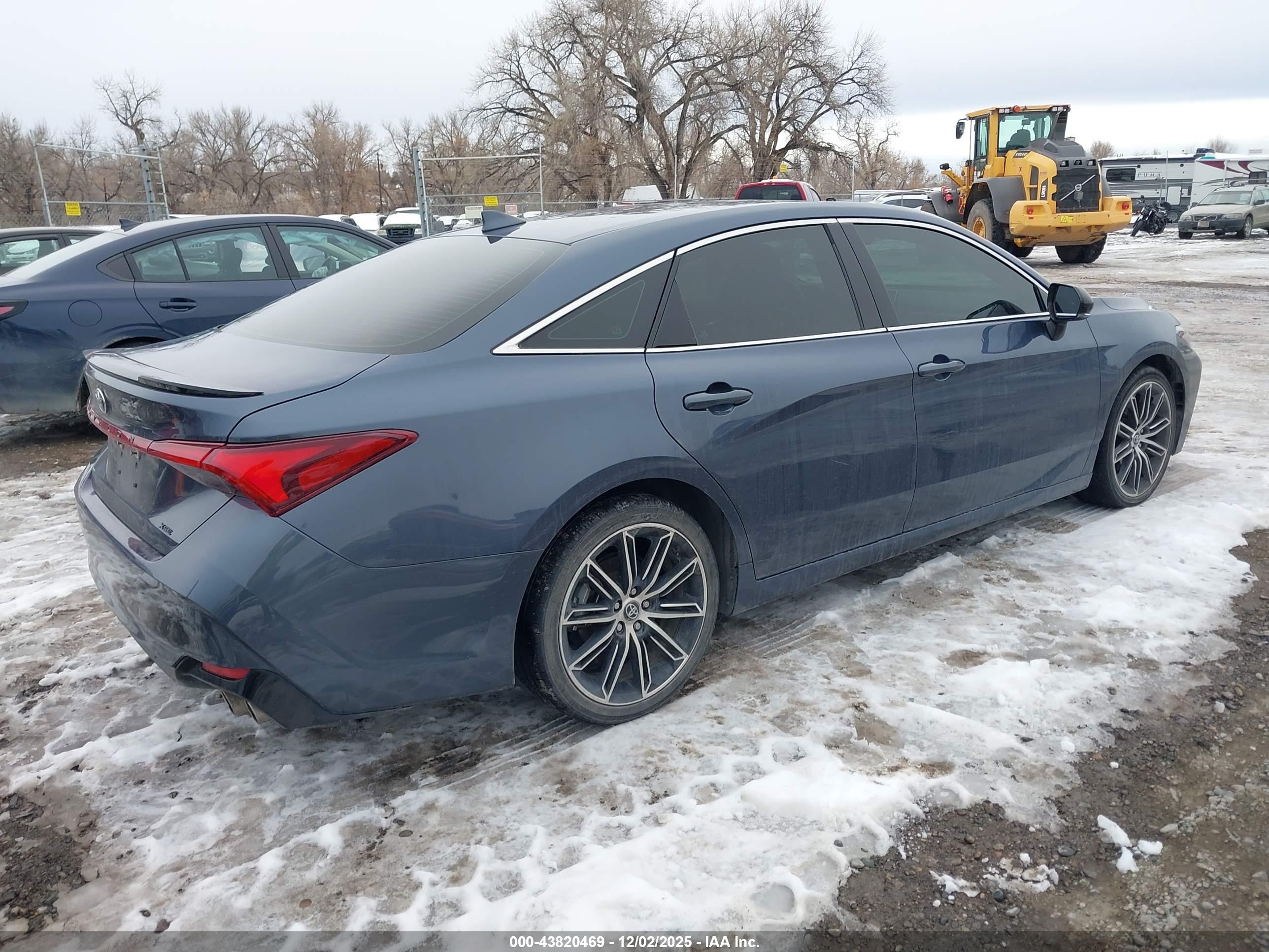 TOYOTA AVALON image 4