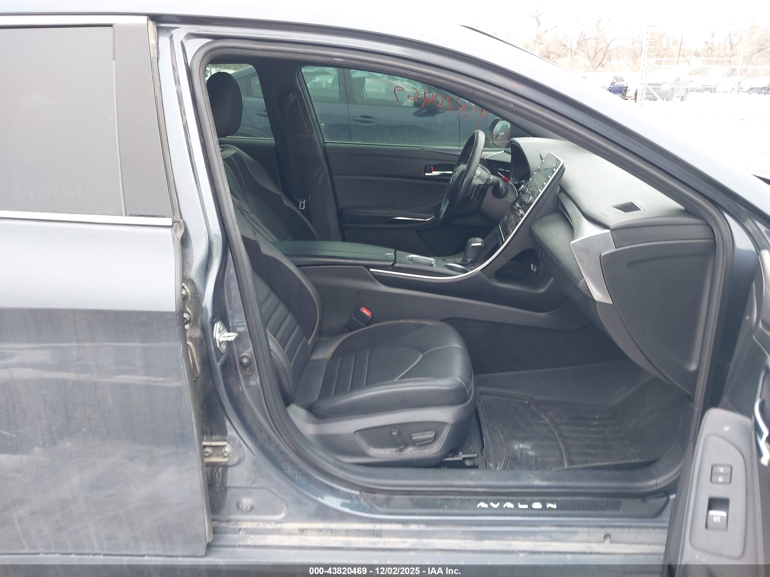 TOYOTA AVALON image 5