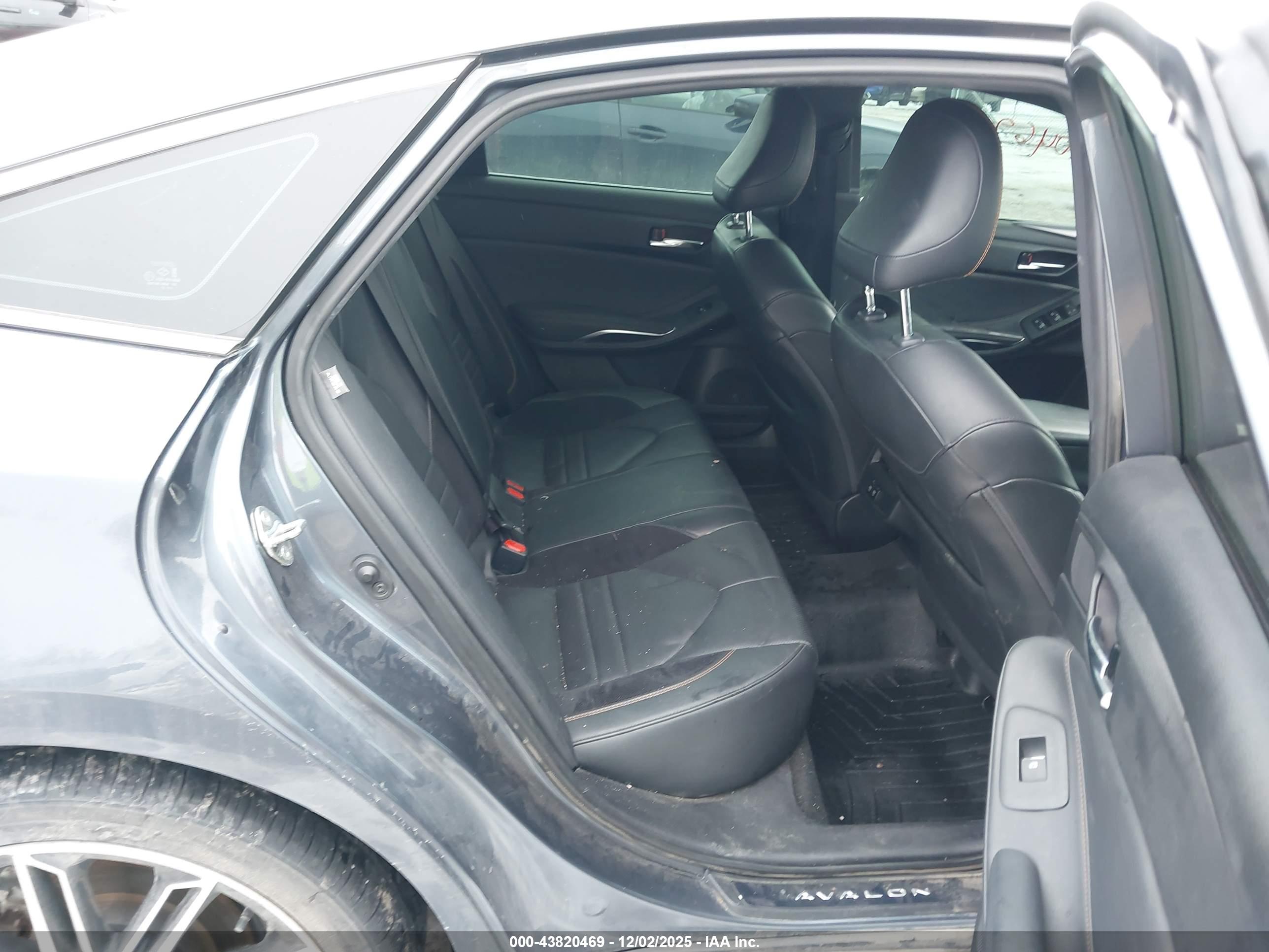 TOYOTA AVALON image 8